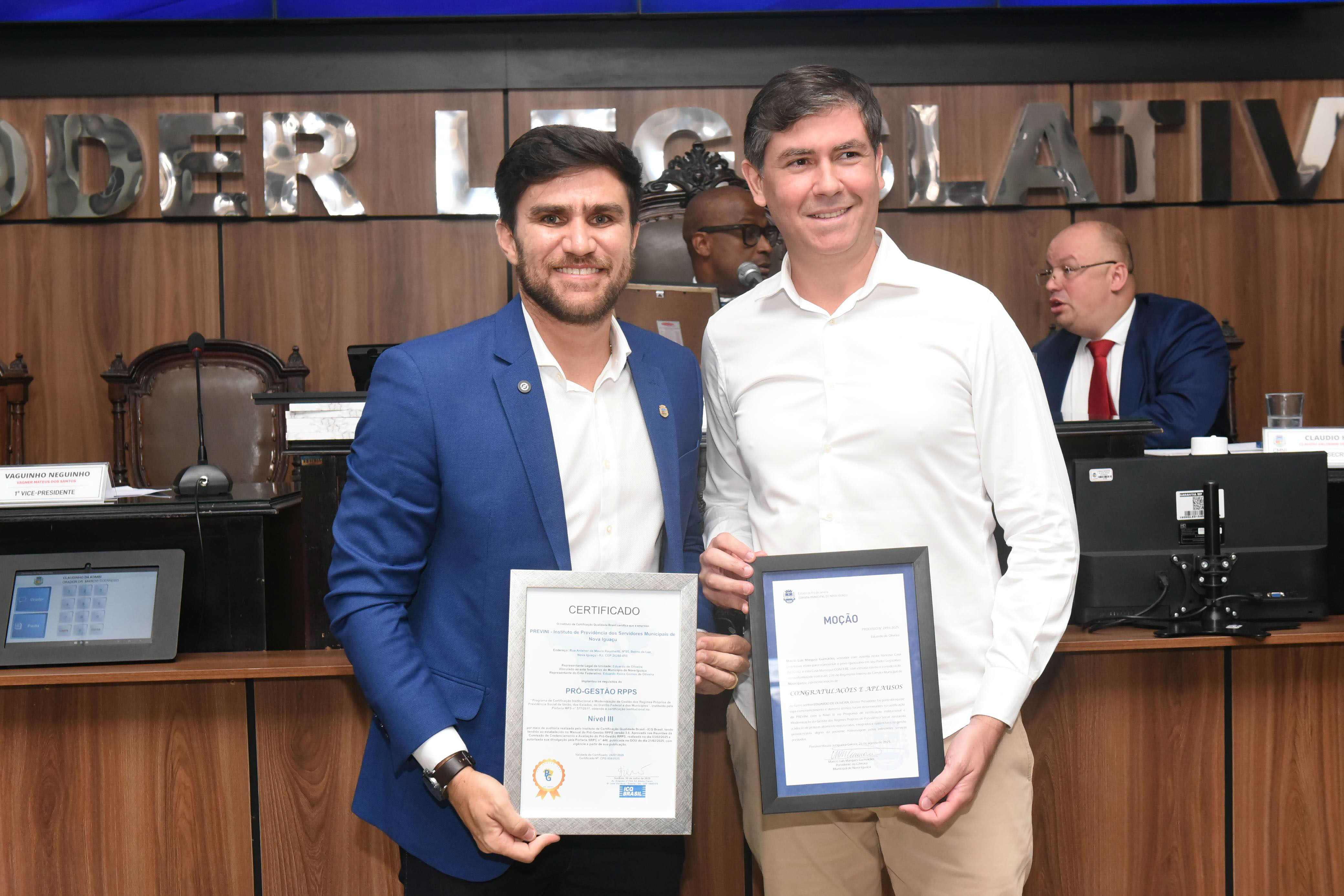 Presidente recebe diploma do presidente Eduardo do Previni