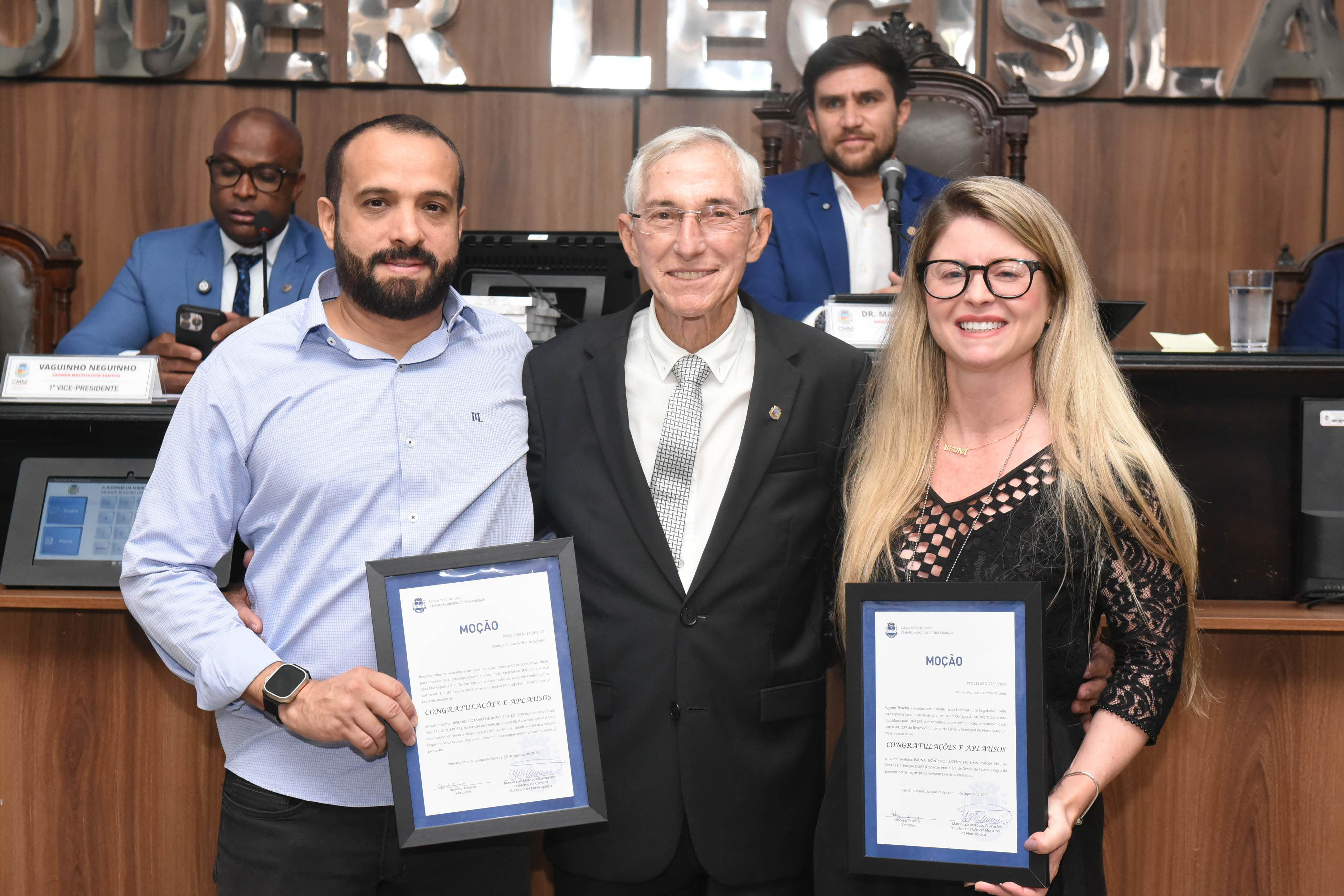 Os policiais civis, Rodrigo de Barros e Bruna Lucena, agraciados pelo ver Rogerio do Pneu