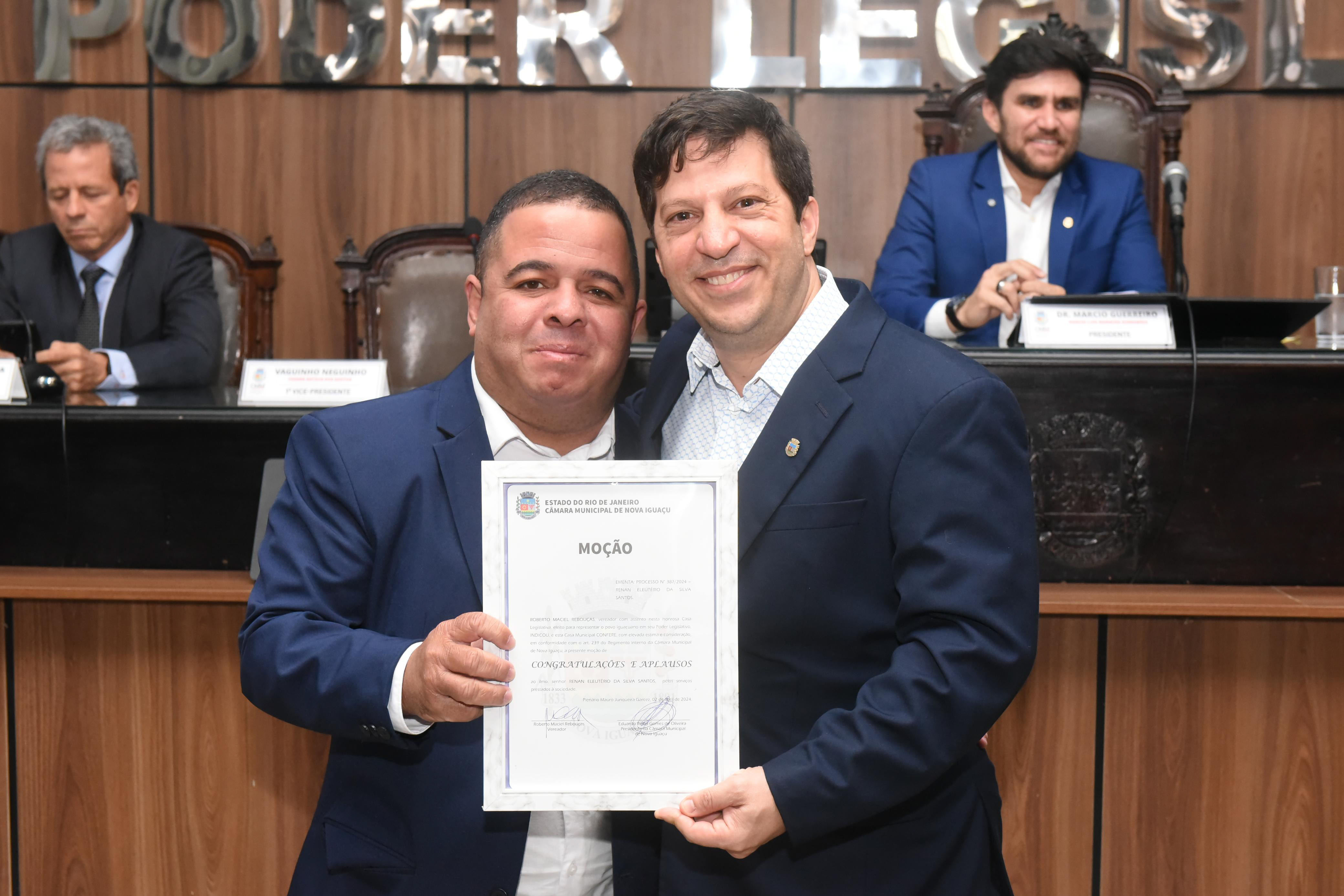 Professor de Matemática, Renan Eleutério, é homenageado pelo ver Dr. Robertinho