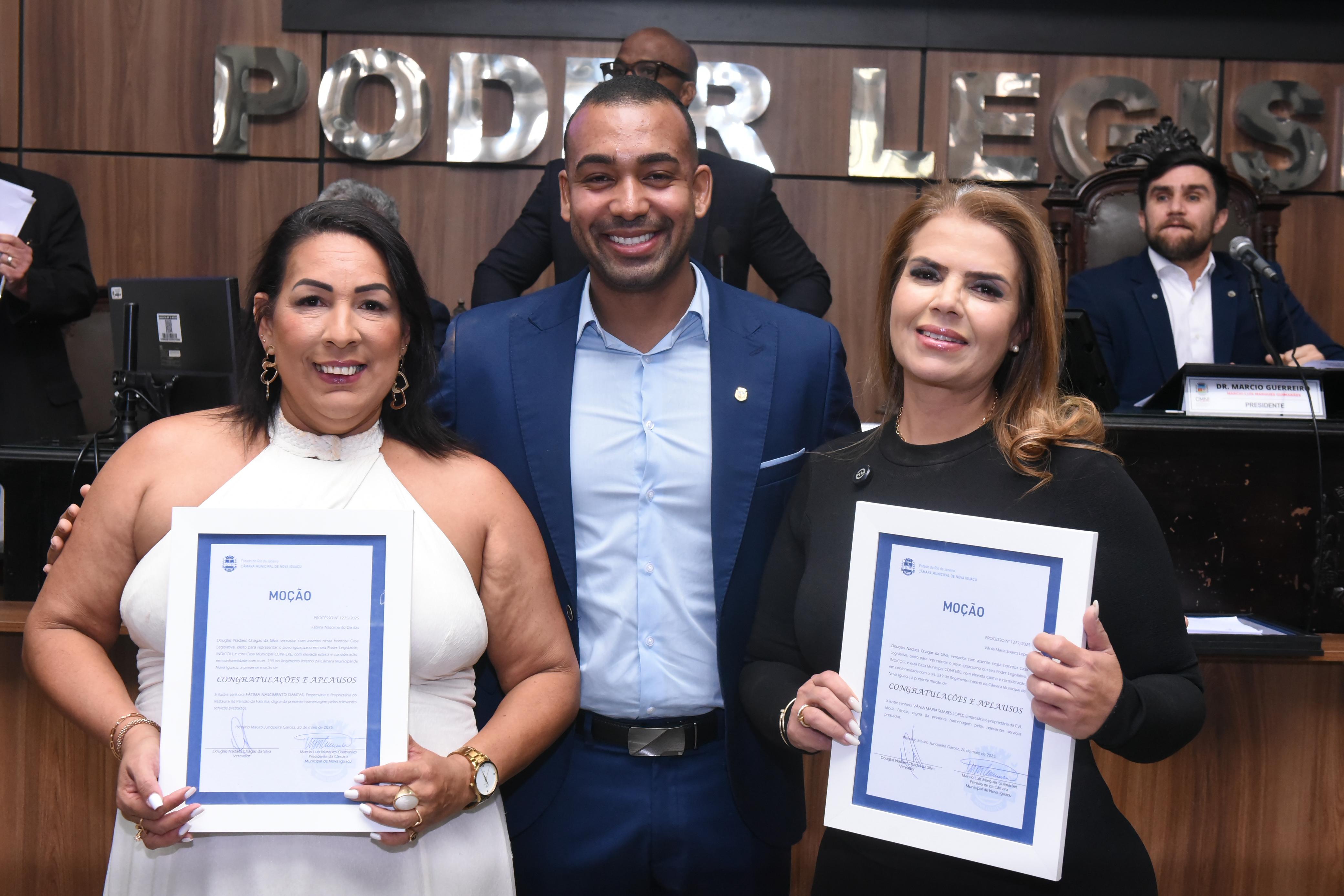 As comerciantes e empreendedoras Fátima Nascimento e Vania Soares são  agraciadas pelo vereador Douglas Nadaes