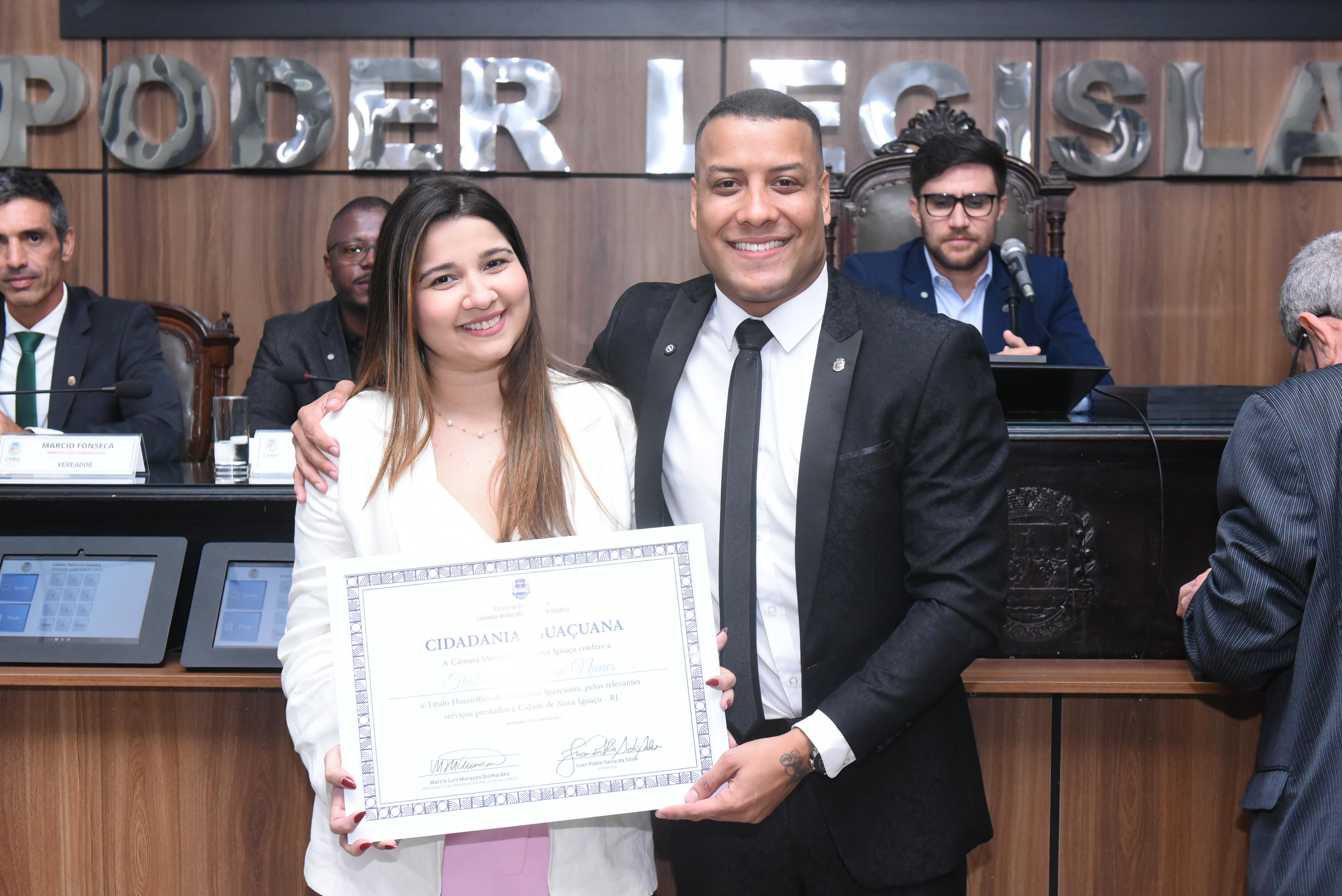 Thatiany Ferreira, diretora médica do HGNI agora é cidadã iguaçuana