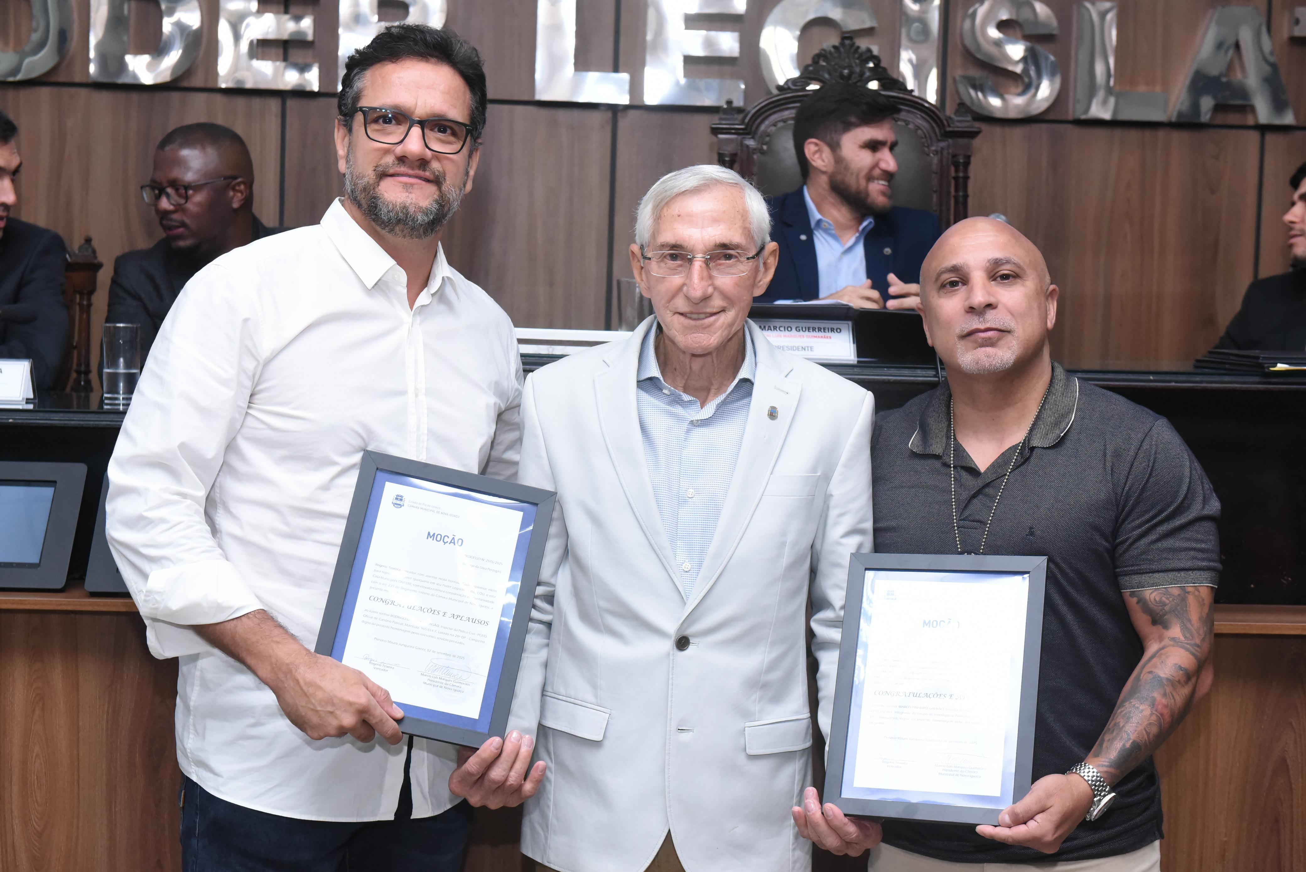 Os agentes civis Marcos Pinheiro e Rodrigo Perdigão são homeageados pelo ver Rogerio