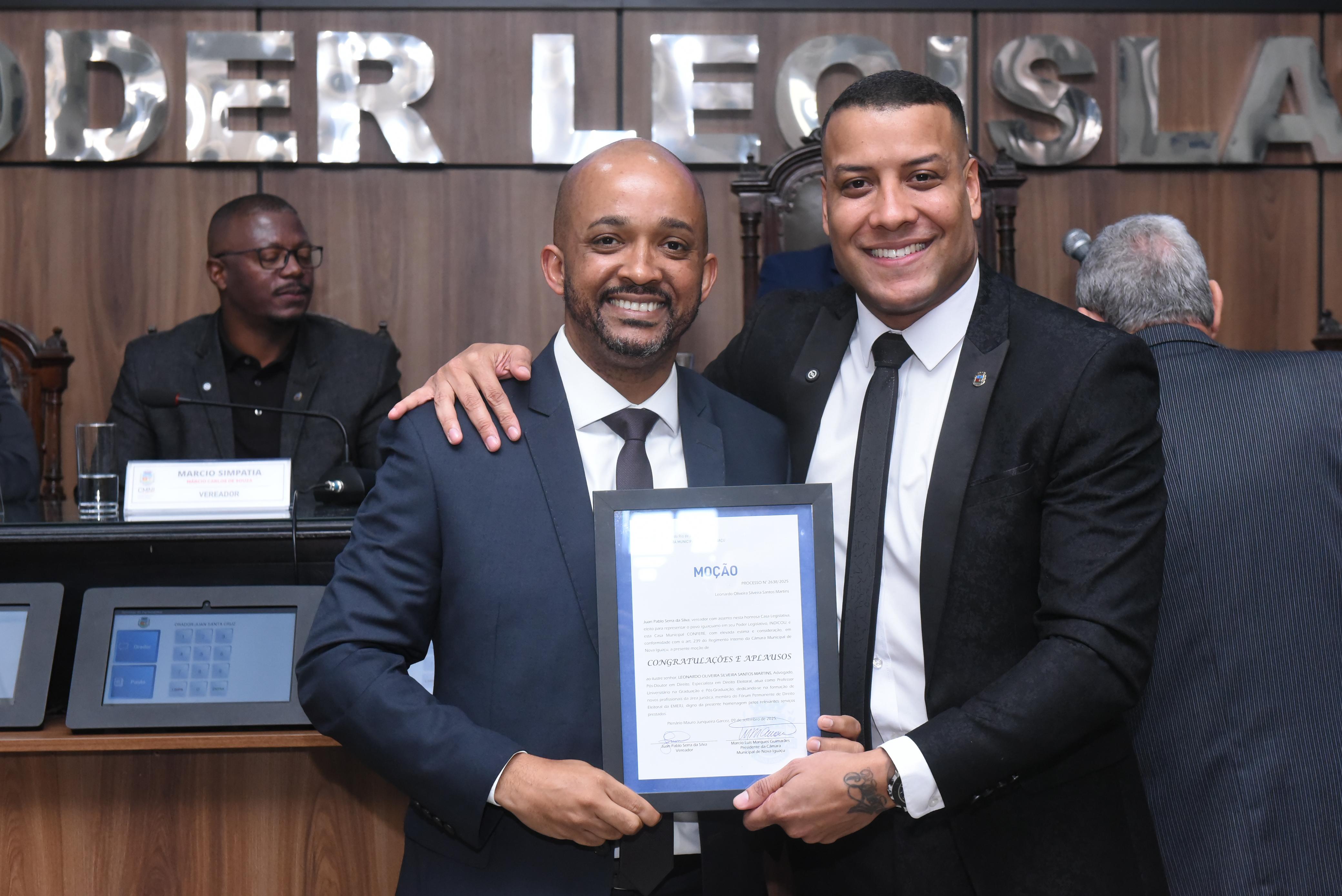 Procurador da CMNI, Leonardo Santos, recebe Moção de Aplausos do ver Juan