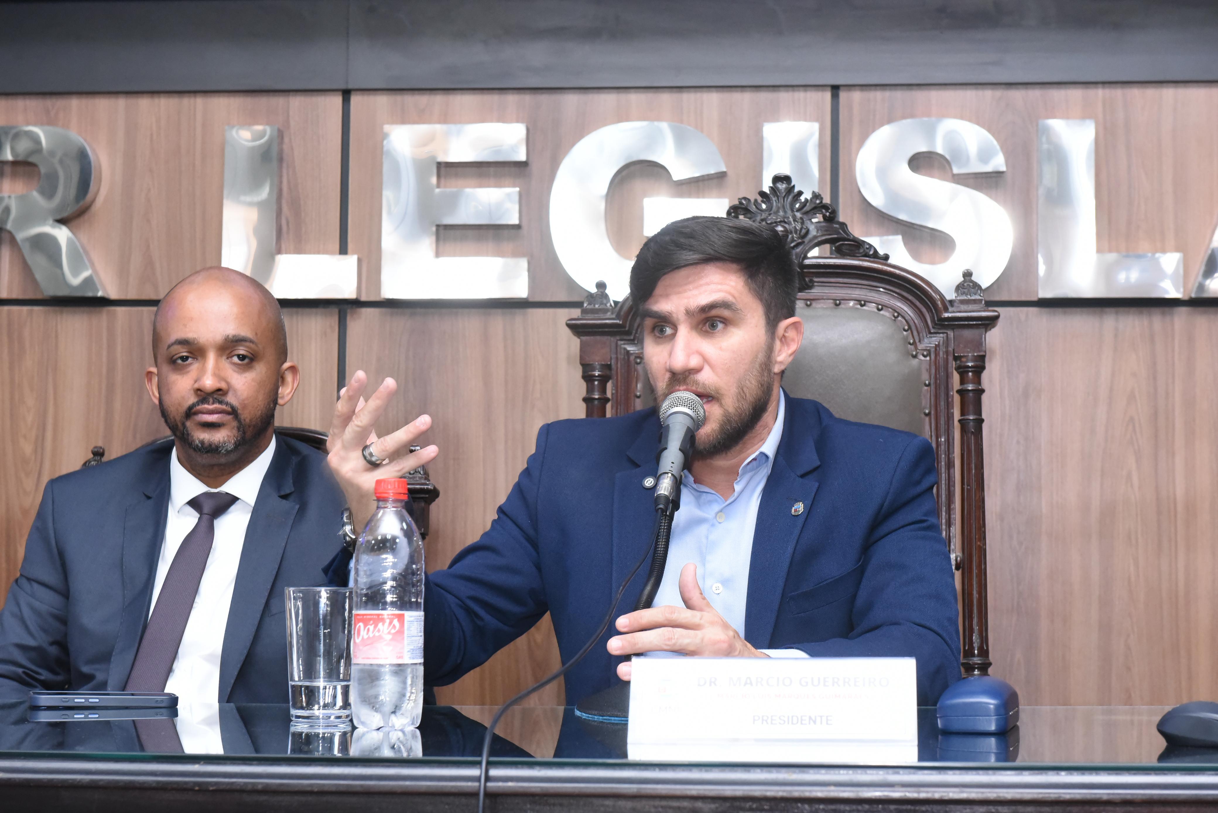 Procurador-chefe da CMNI, Leonardo Santos (à esq), responsável pela visitação dos universitários da Unigranrio