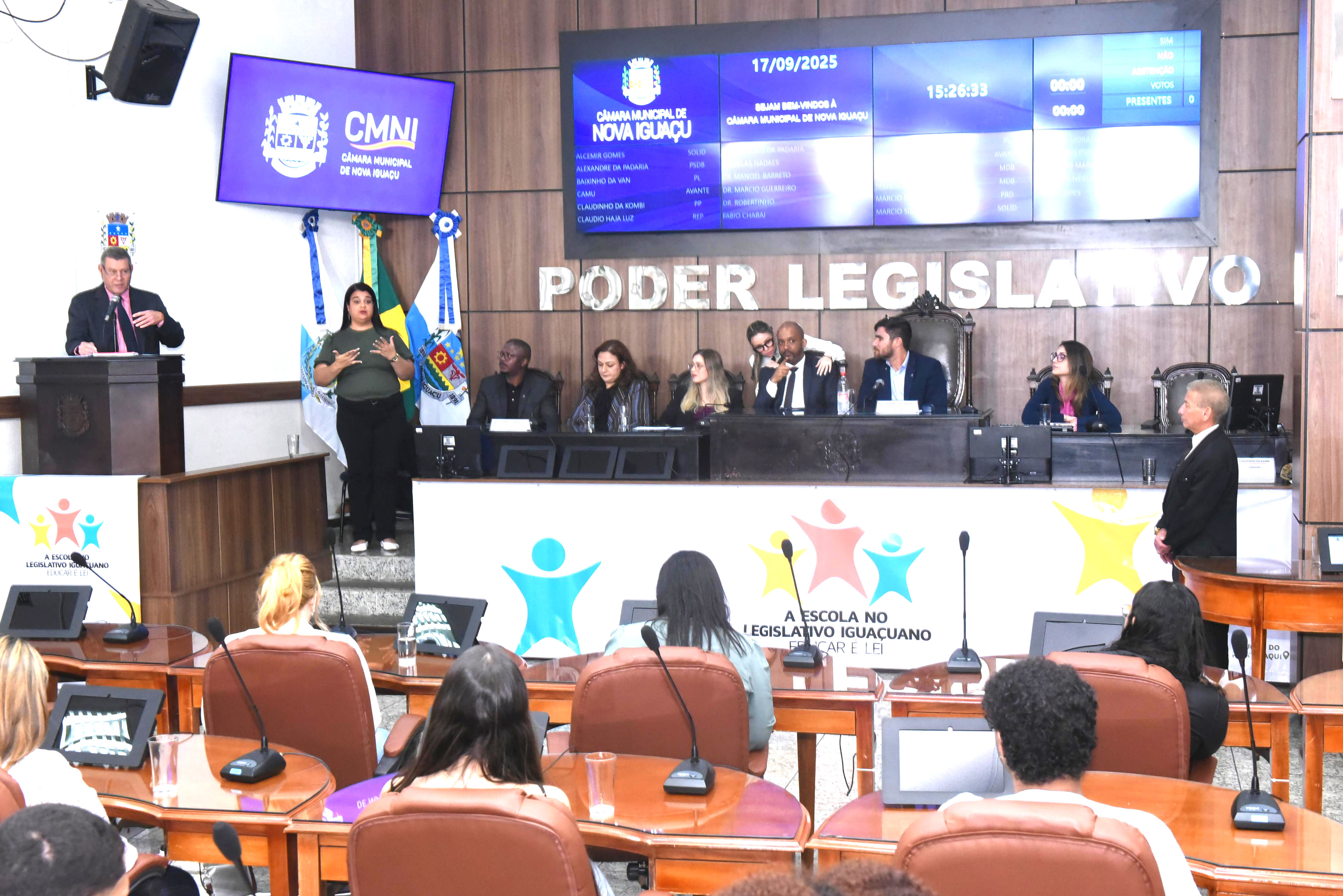 Ver Marcio Simpatia, sentado, à esq, atento à palestra de Paulo Jordão