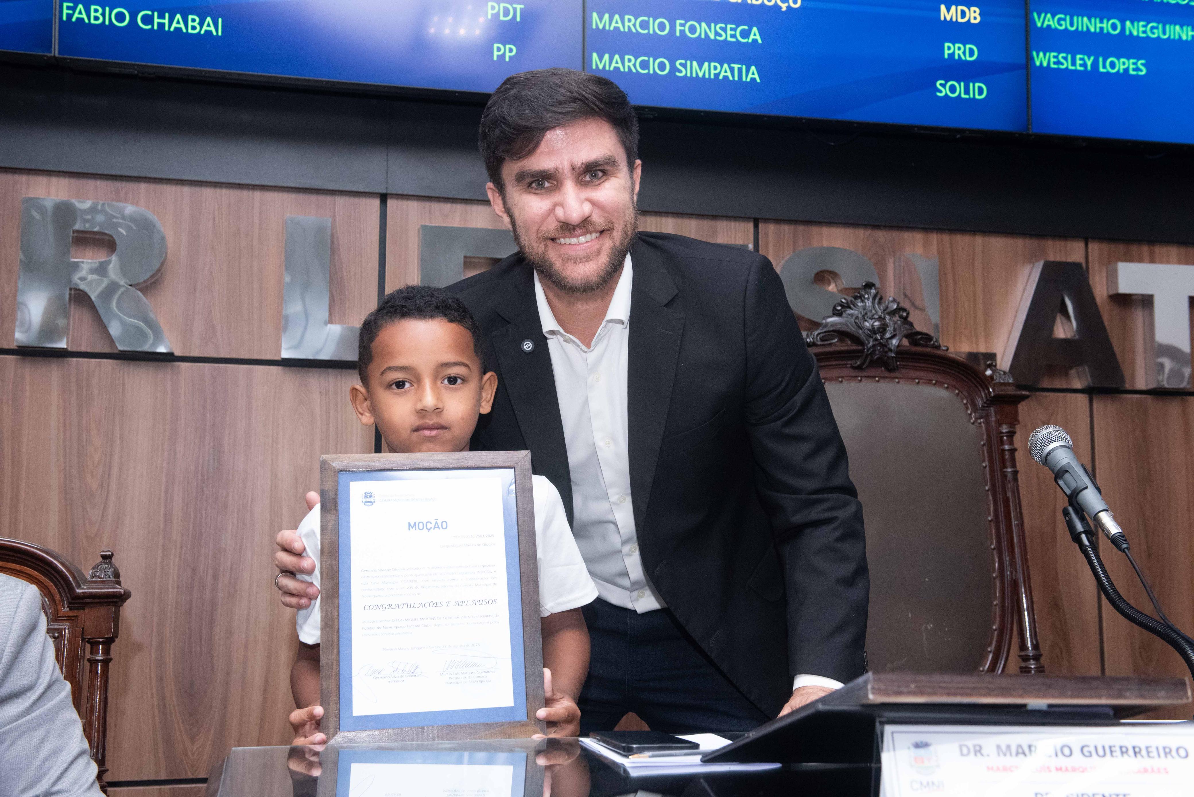 O pequeno Diego, jogador de futsal no Nova Iguaçu Futebol Clube, e o presidente Dr. Marcio Guerreiro