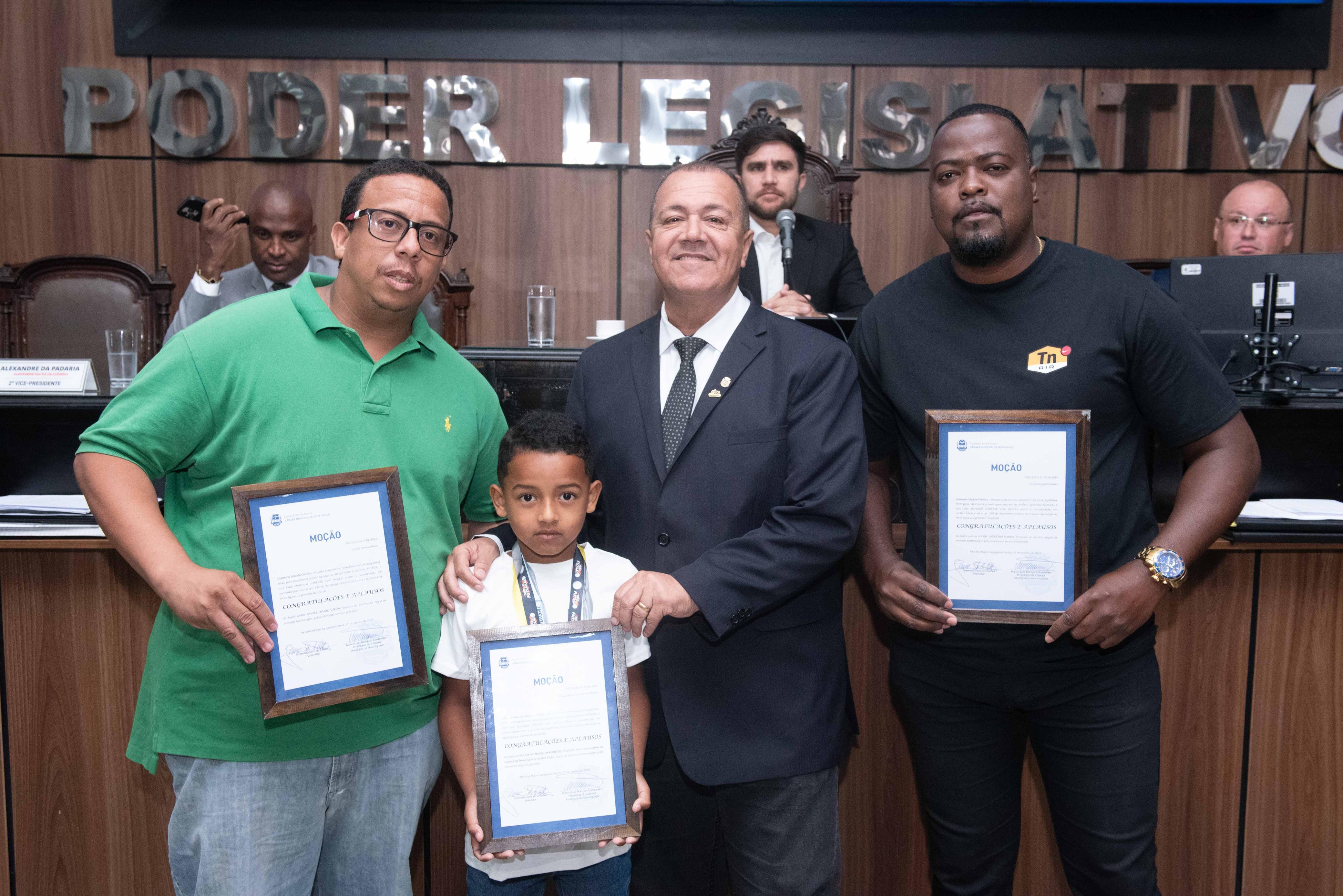 Ver Maninho e seus homenageados: Rafael Ossino, Diego Miguel Martins e Jhony Gregório