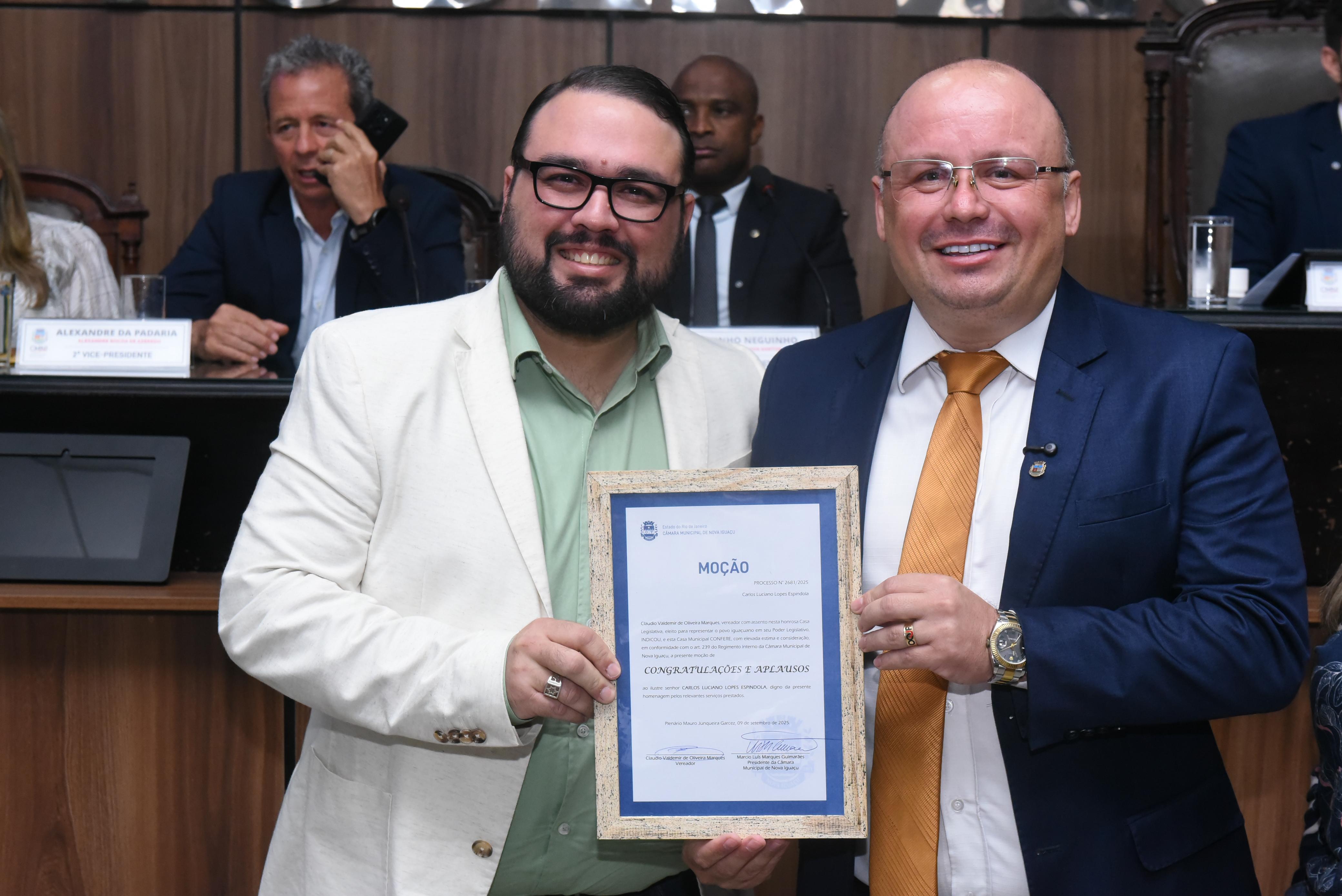Educador Carlos Luciano também é homenageado pelo vereador Haja Luz