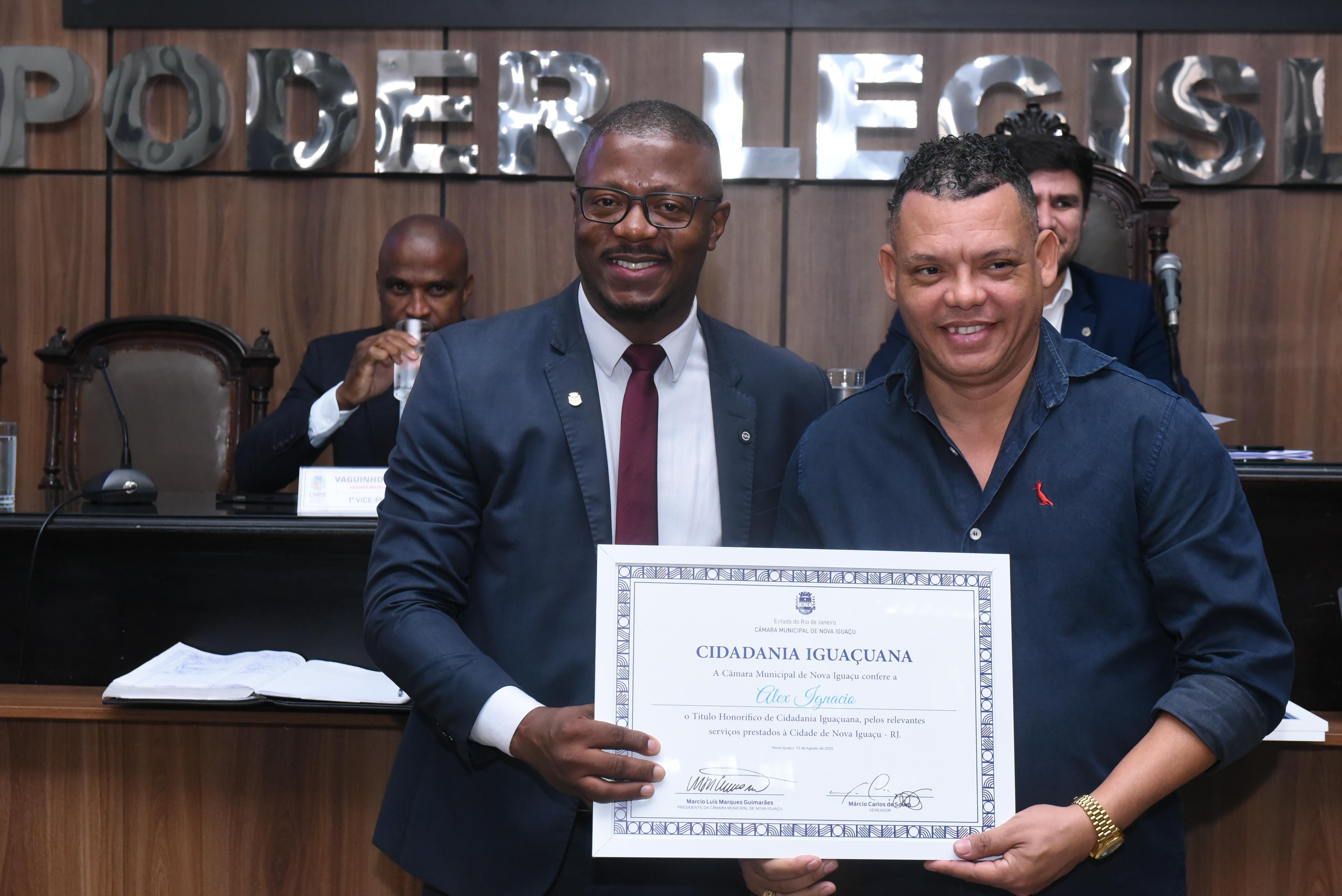 Ver Marcio Simpatia concede o Título de Cidadania Iguaçuana ao senhor Alex Ignacio
