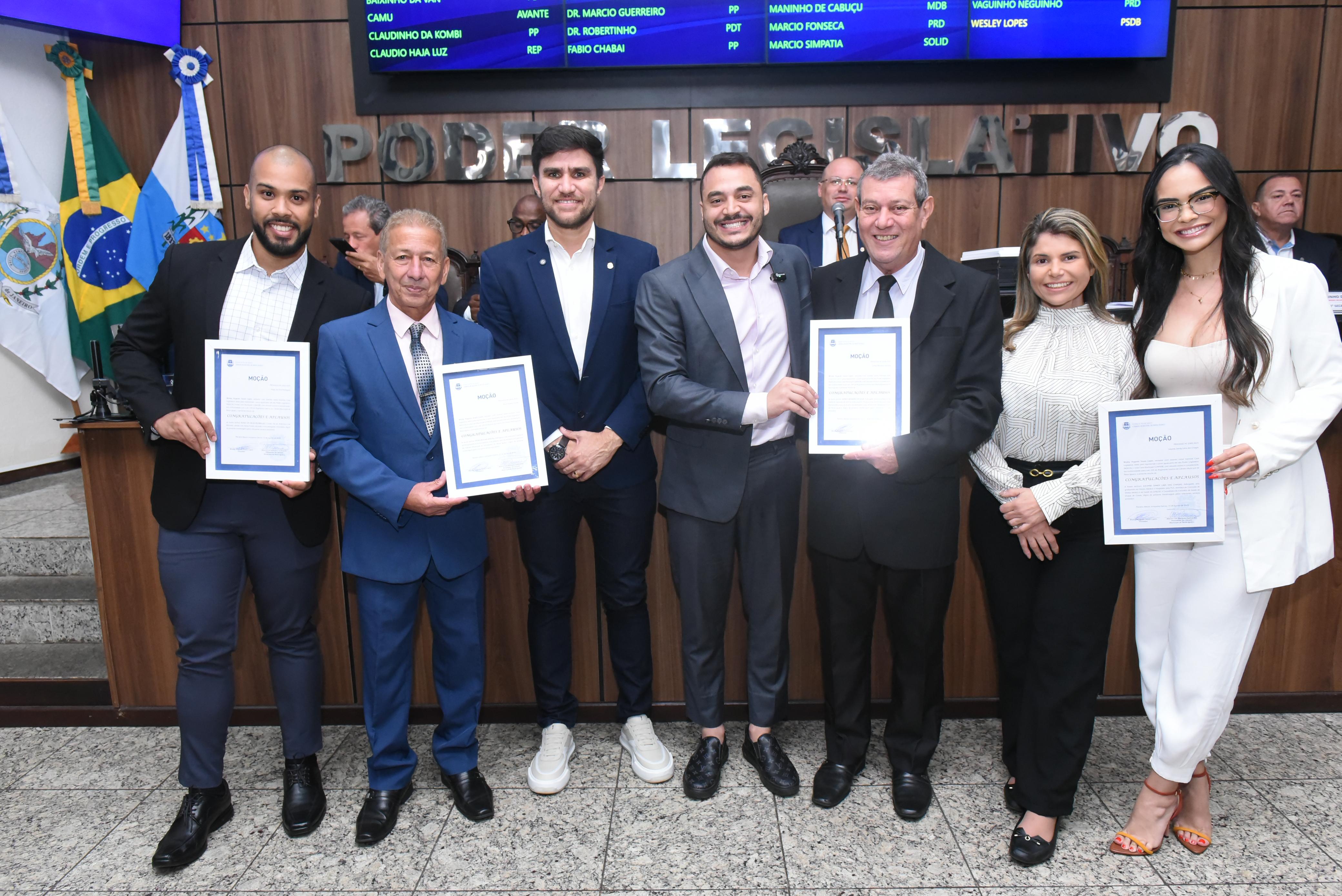 Mais homenagens, agora do ver Wesley: Hugo da Silva, Sidney Menezes, presidente Guerreiro, vereador Wesley Lopes, Paulo Jordão, vice-prefeita Roberta e Julyane Sandy