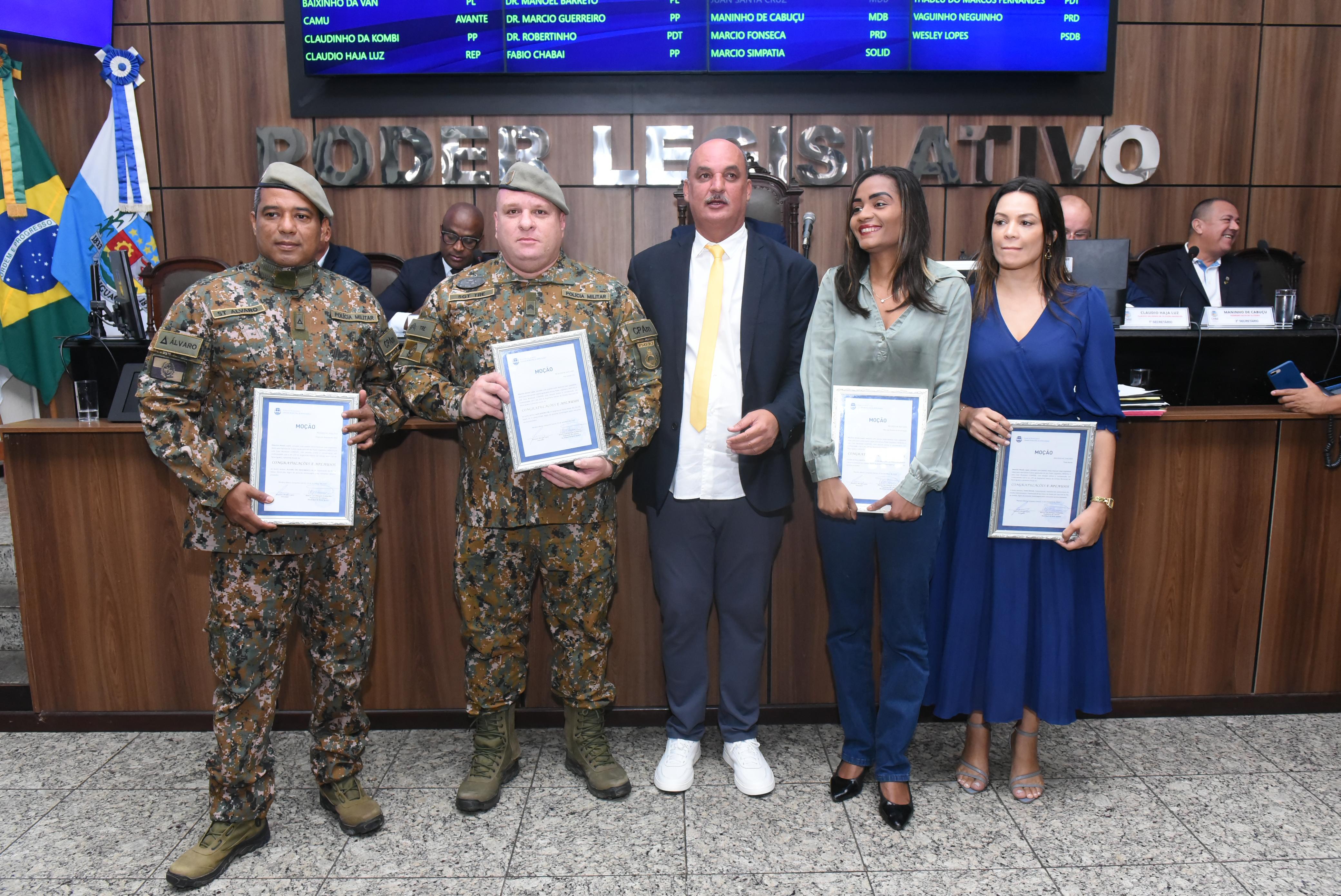 Entrega de moções, a partir da esq: subtenente PM Alvaro do Nascimento, 3º sargento PM Alex Sandro, secretária executiva Marcelly e assessora do governo de Estado Thaís Rocha