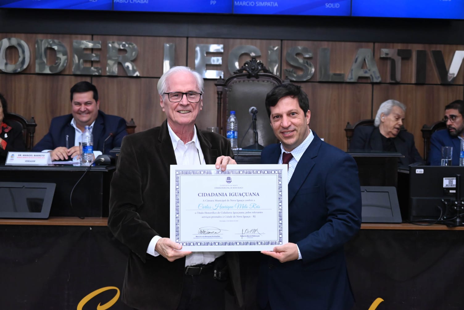 Ver Dr. Robertinho entrega o Título de Cidadania Iguaçuana ao neurologista Dr. Carlos Henrique