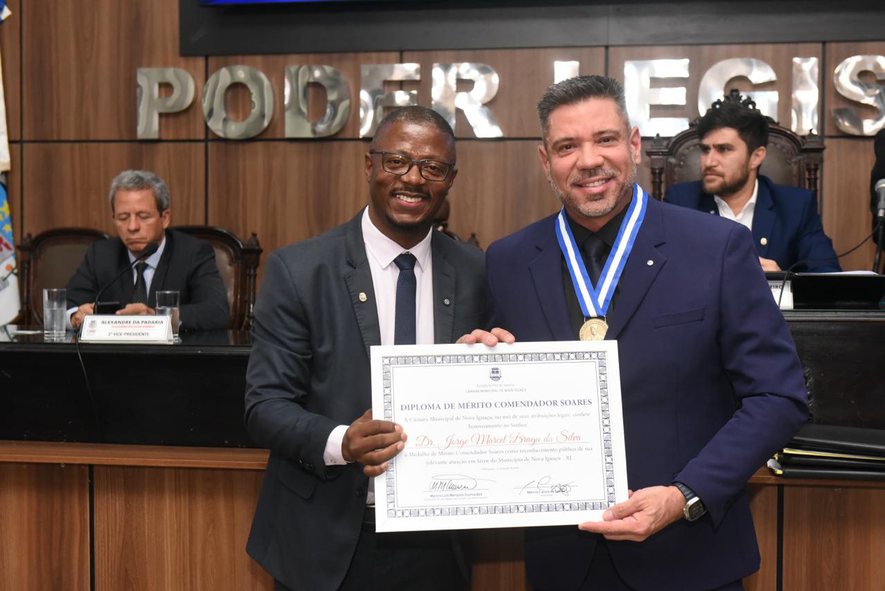 Ver Simpatia condecora com a Medalha Comendador o médico Jorge Marcel