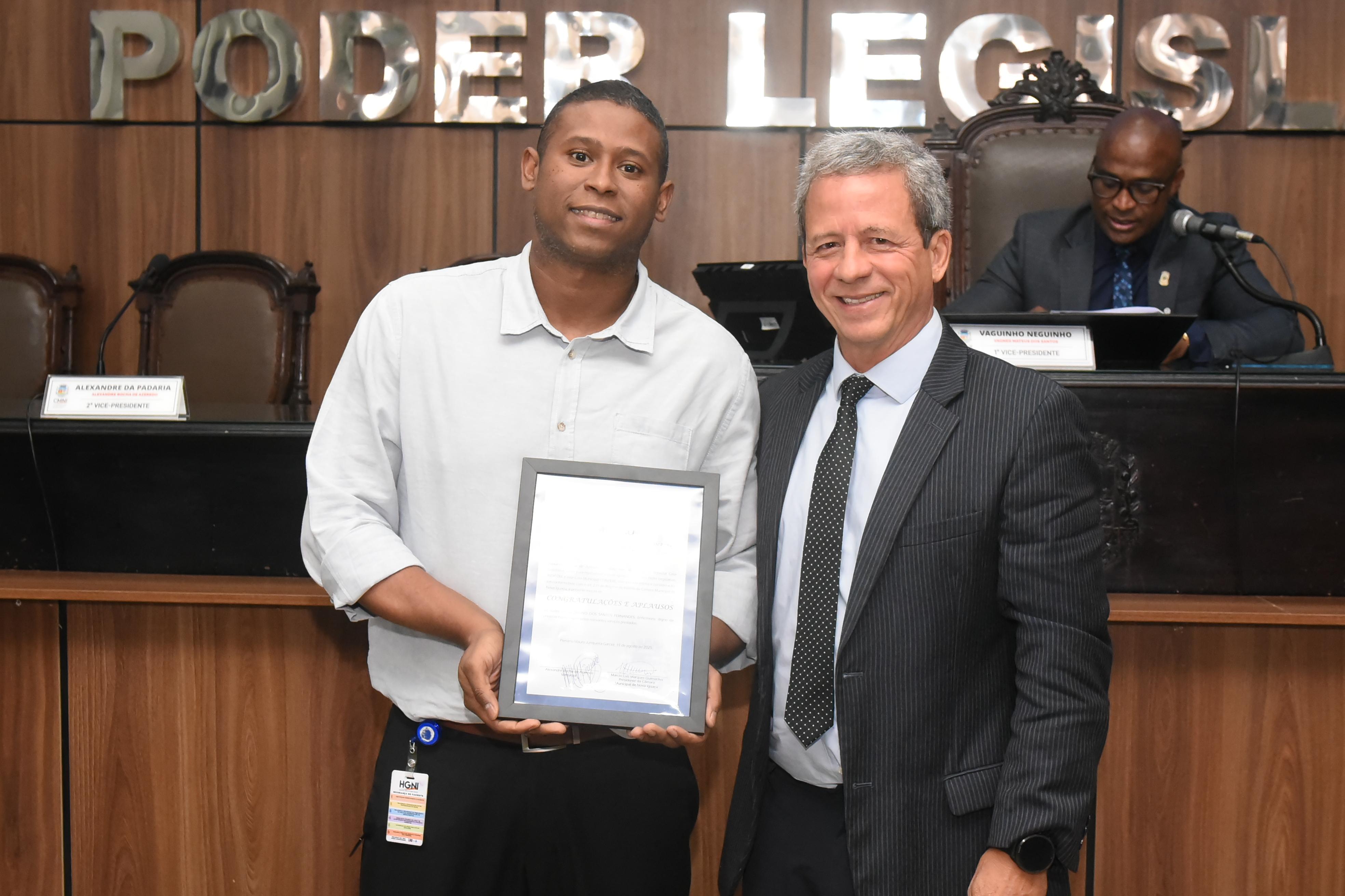 Enfermeiro Bruno dos Santos recebe Moção de Aplausos do ver Alexandre