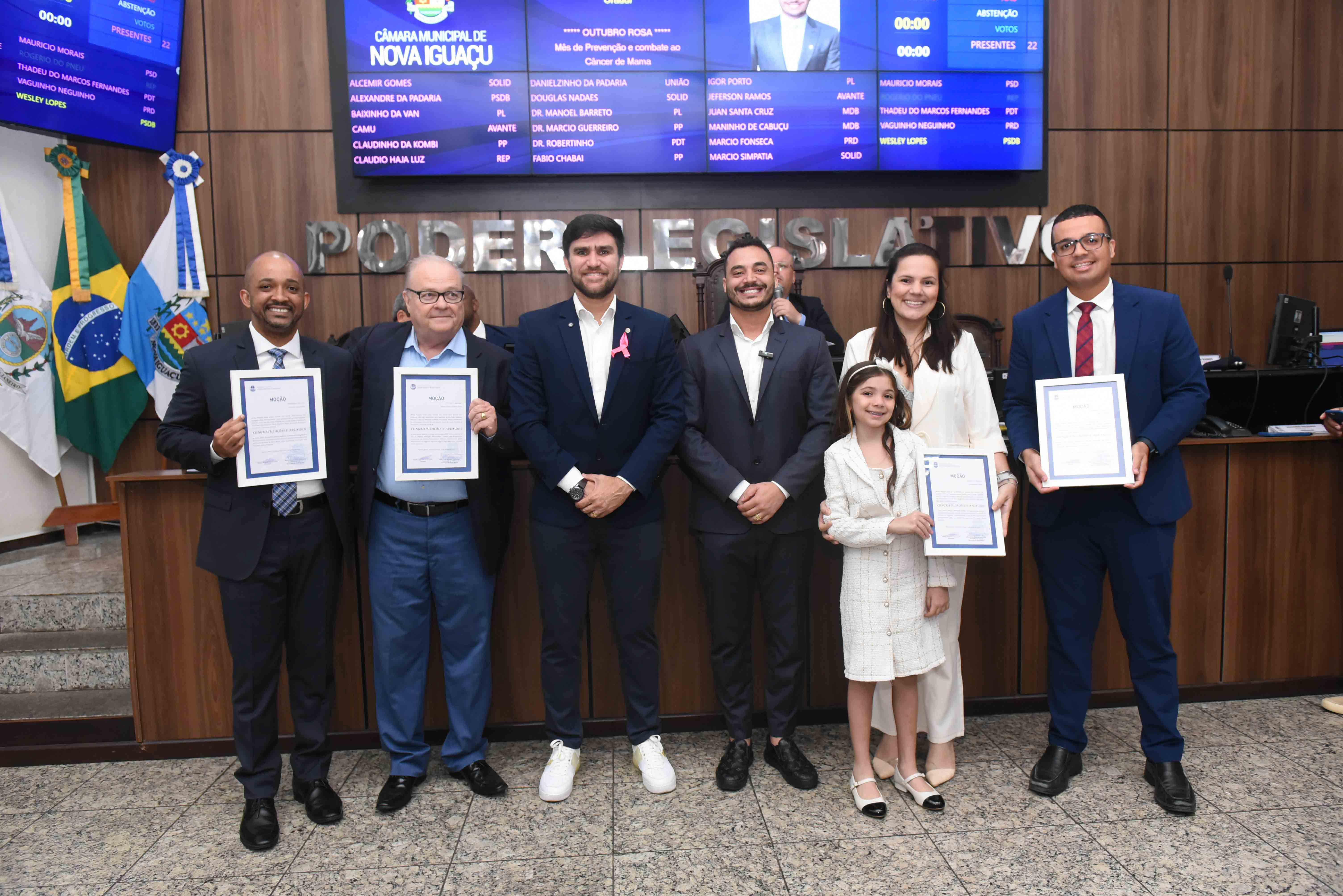 Ver Wesley, quarto a partir da esq, homenageia advogados iguaçuanos