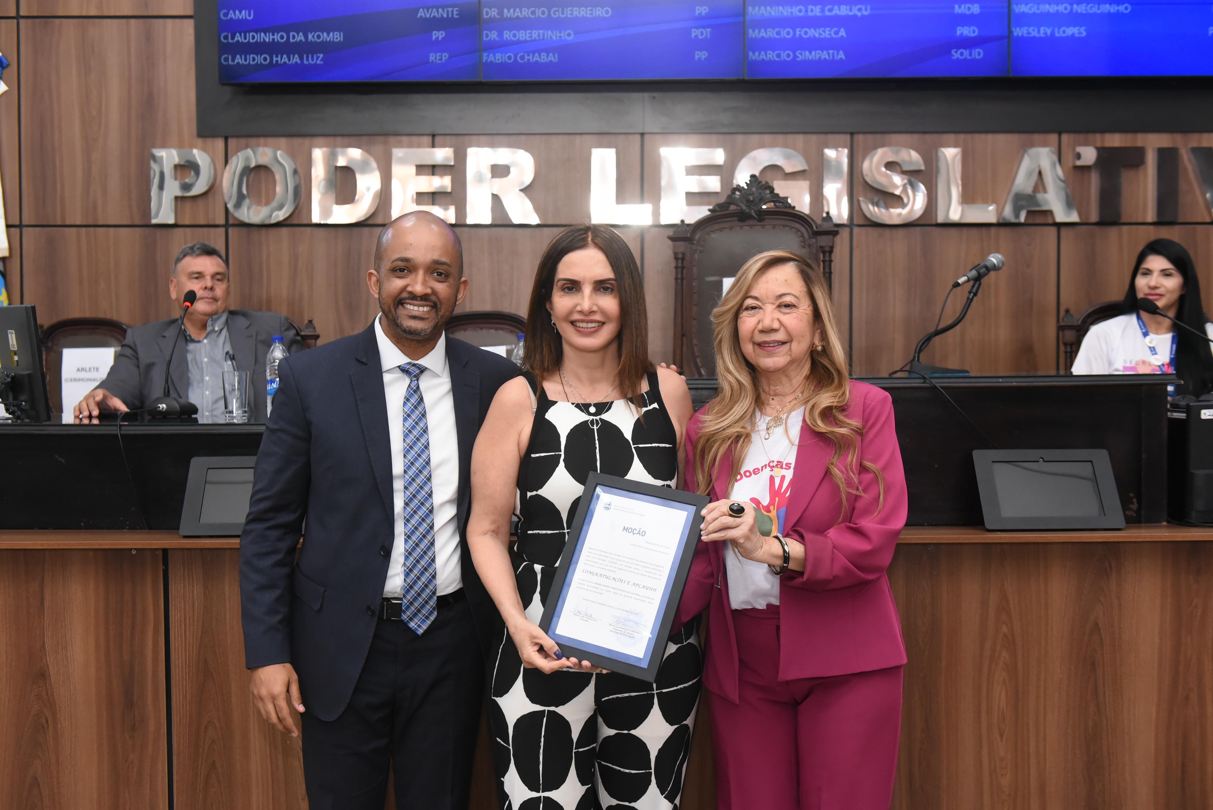 Andrea Maria Viana Bussade de Oliveira,  mãe de um rapaz autista, homenageada