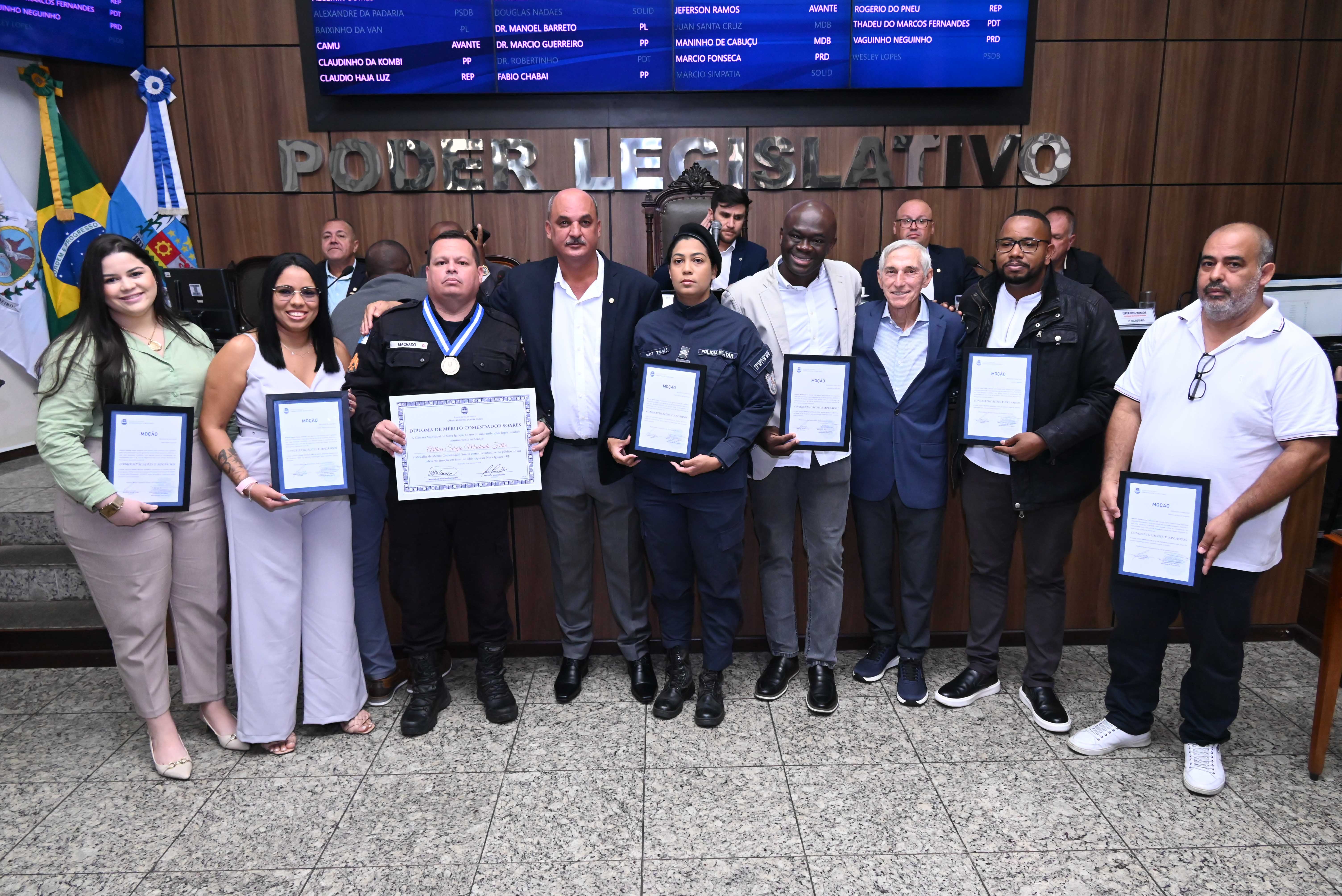 Vereador Mauricio Morais, quarto a partir da esq, concede a Medalha de Mérito Comendador Soares ao 3º sargento Arthur Sergio (ao seu lado) e Moções de Aplausos para diversas personalidades da cidade