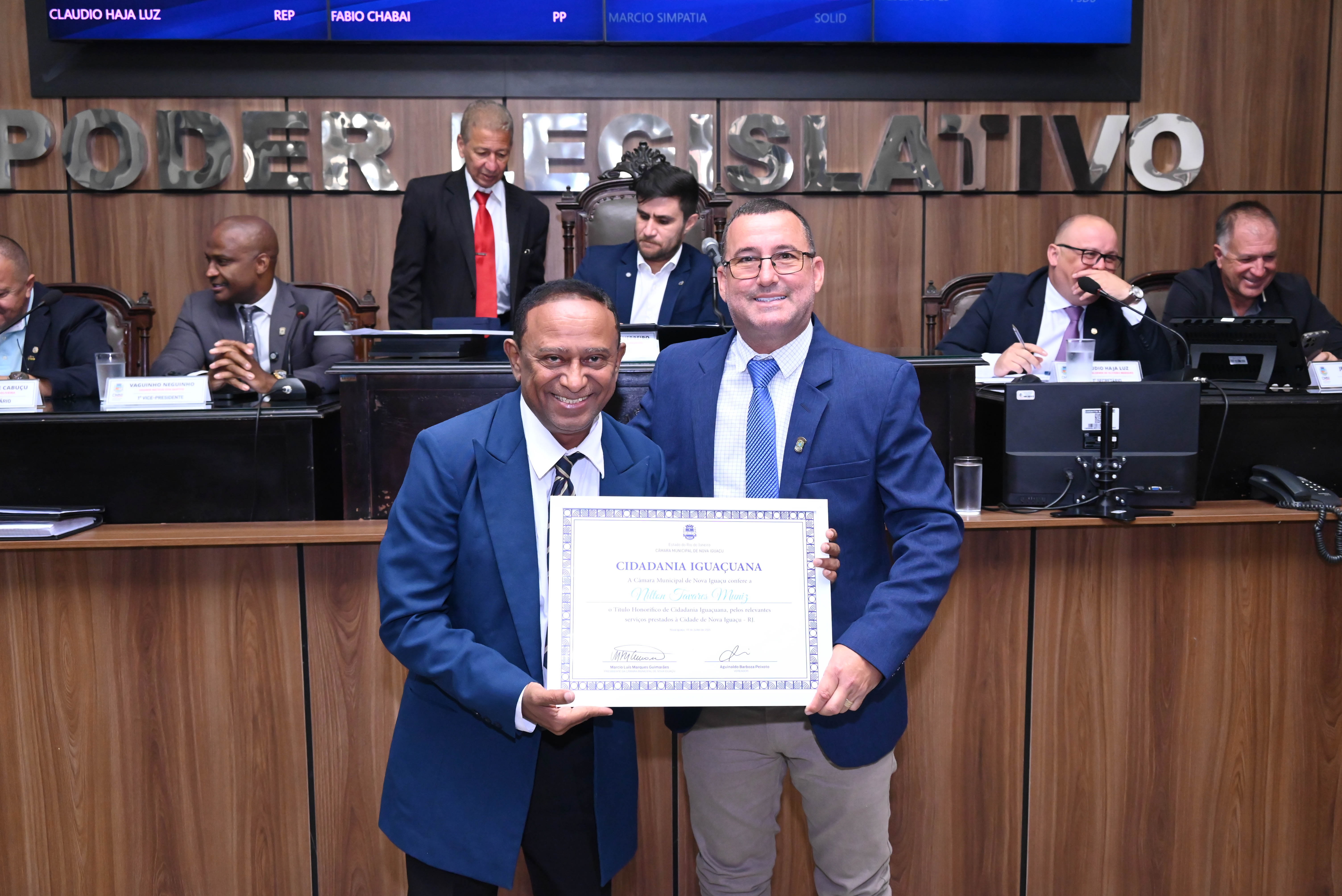 Professor Nilton Tavares Muniz é homenageado pelo vereador Camu com o Título de Cidadania Iguaçuana