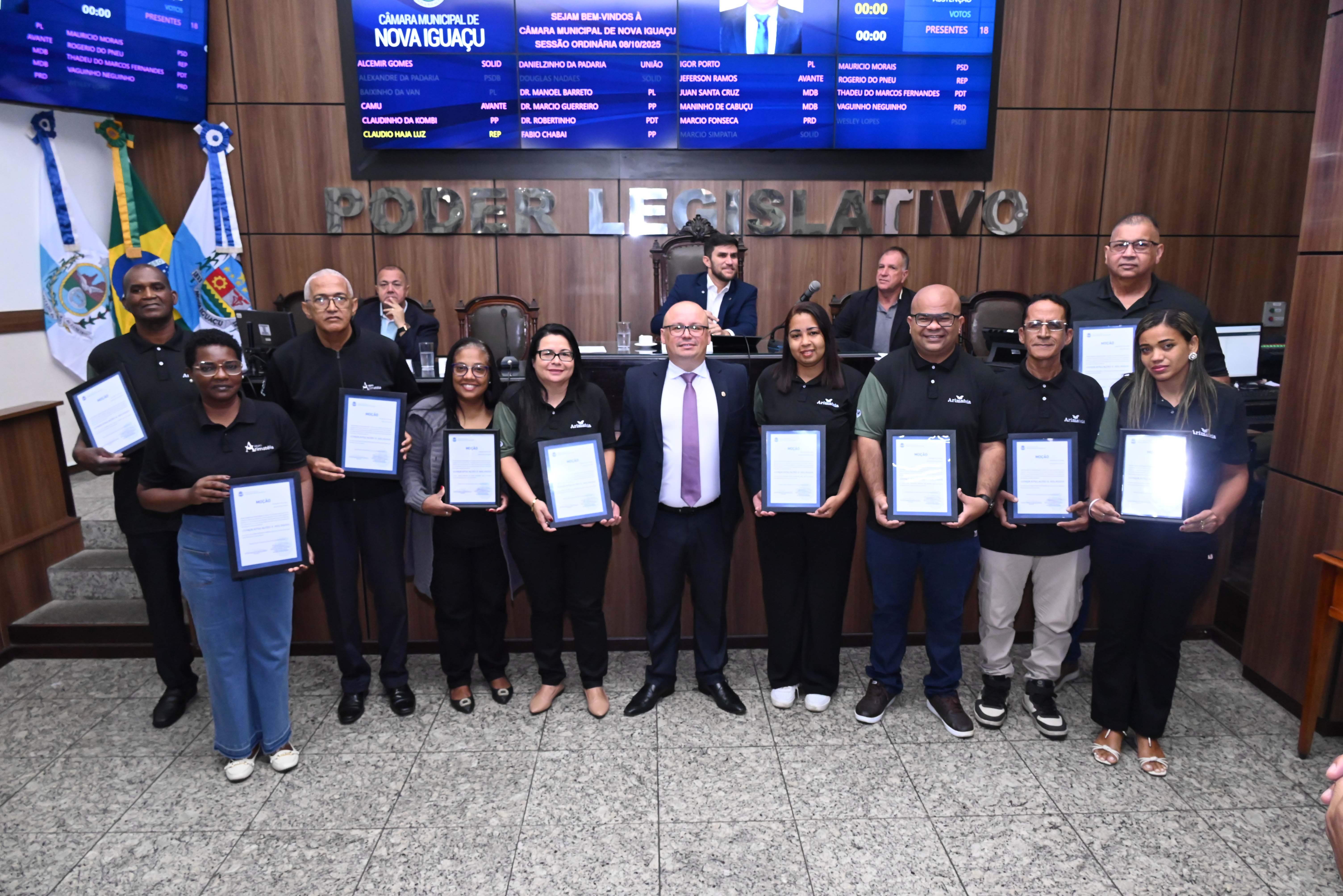 Membros do Grupo Arimateia, da Igreja Universal, que realizam atendimento social nas comunidades, são reconhecidos pelo vereador Haja Luz