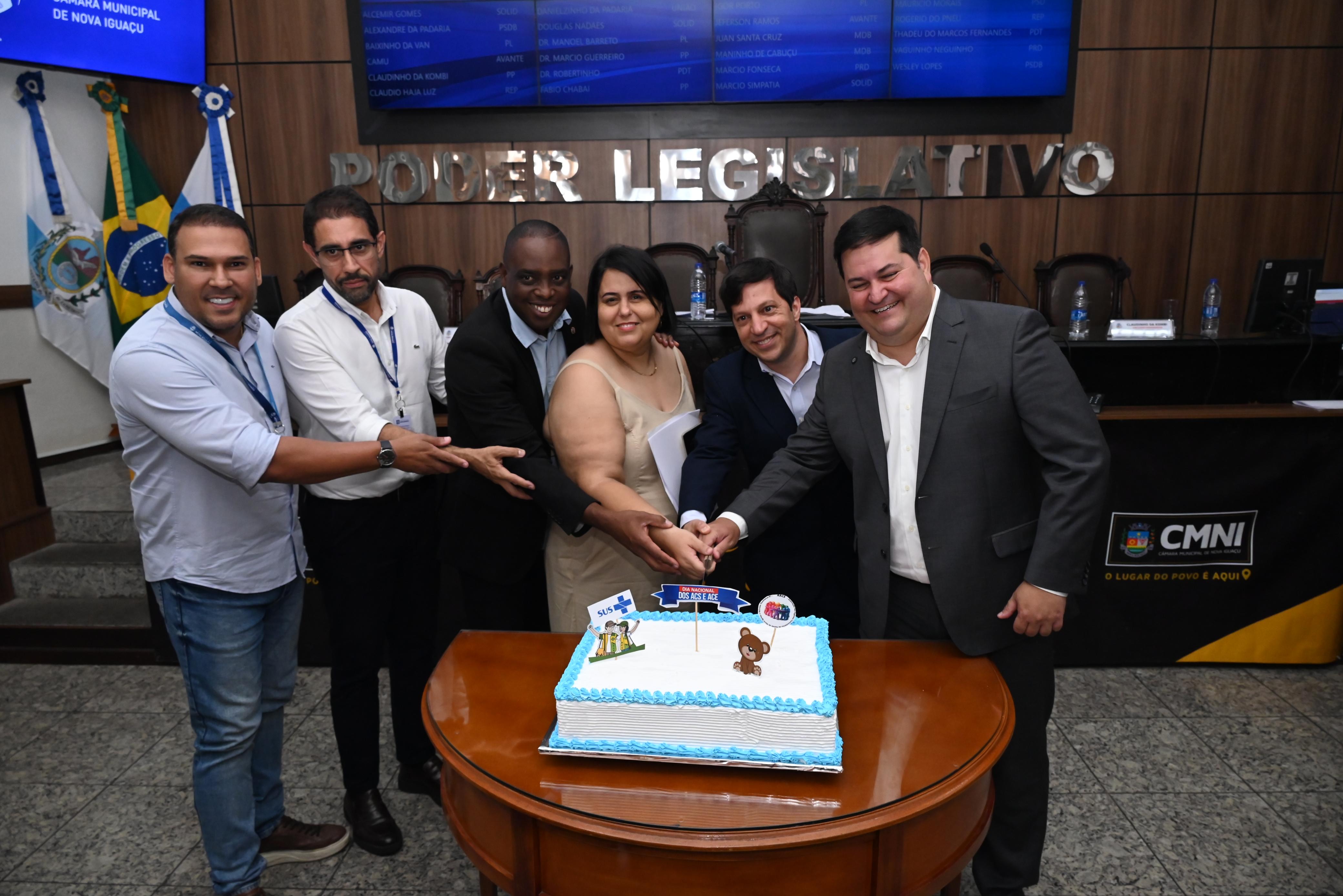 Bruno Castro, subsecretário de Atenção Básica de Nova Iguaçu, Luiz Carlos Nobre, secretário municipal de Saúde, vereador Claudinho da Kombi, acs Fernanda Alves e  vereadores Dr. Robertinho e Dr. Manoel Barreto