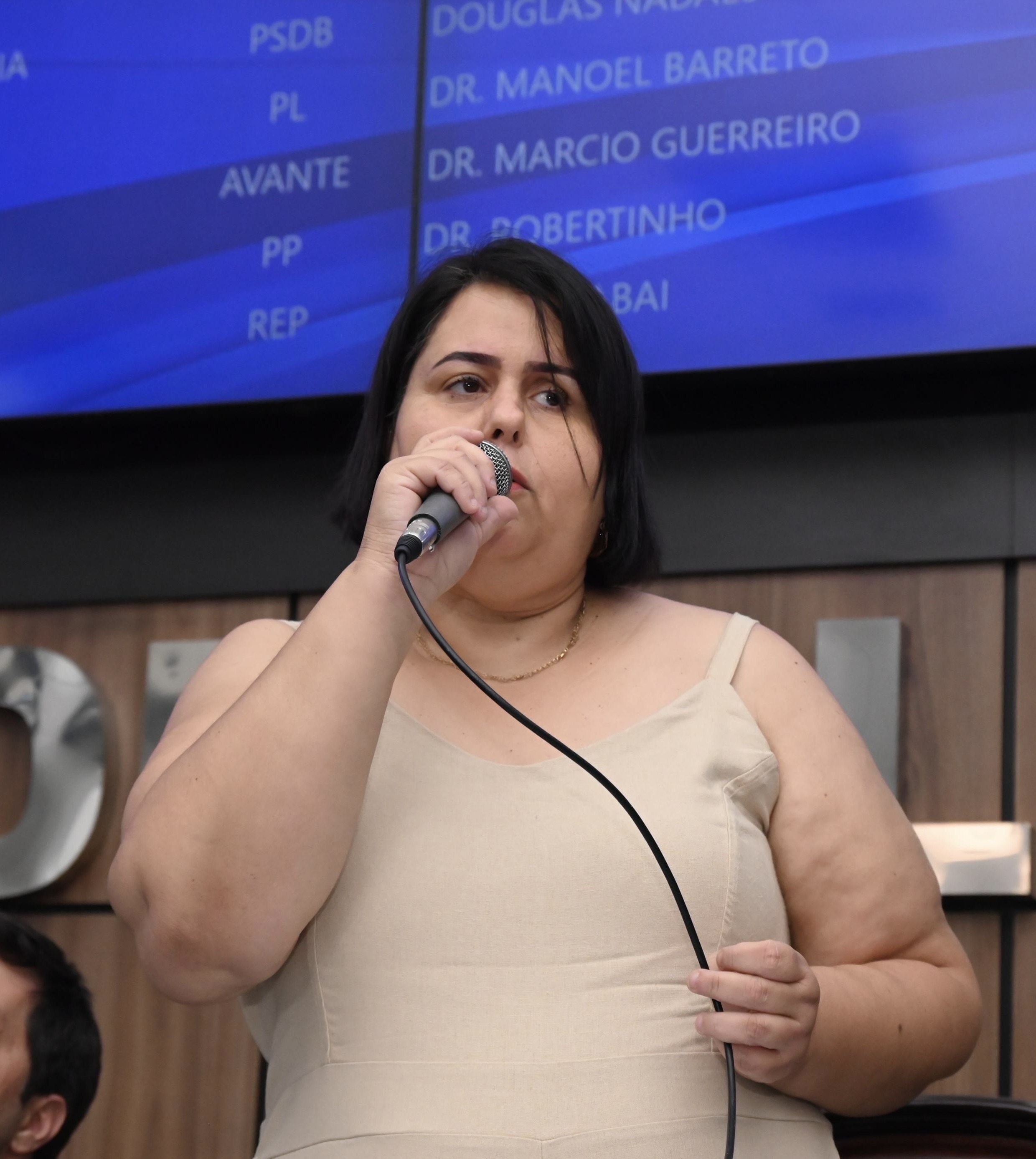 A acs Fernanda Alves faz discurso emocionado sobre a atuação dos agentes