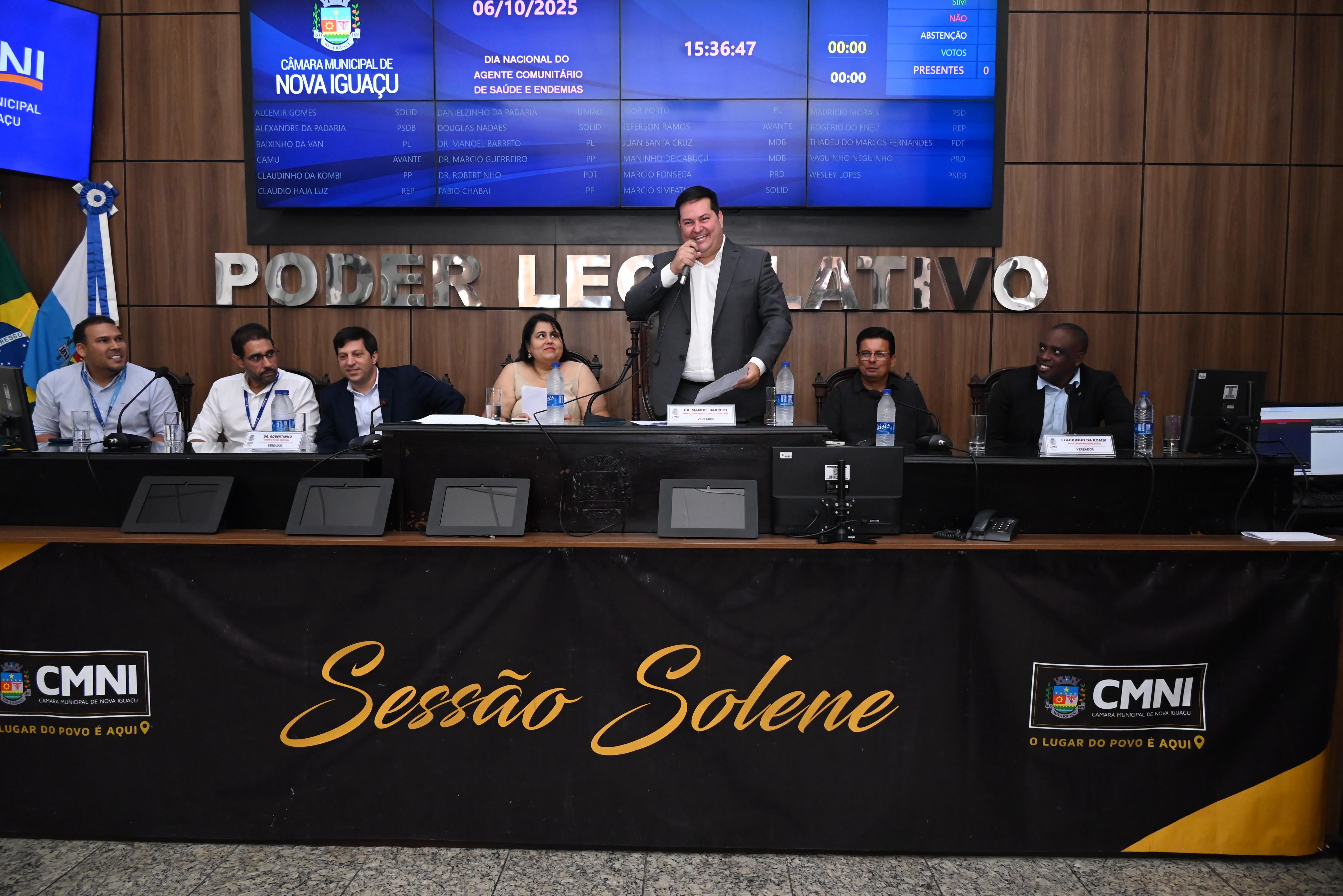 Idealizador da cerimônia. Dr. Manoel comemora o aniversário dos profissionai; ao seu lado André Moura, representando os agentes de combate a endemias