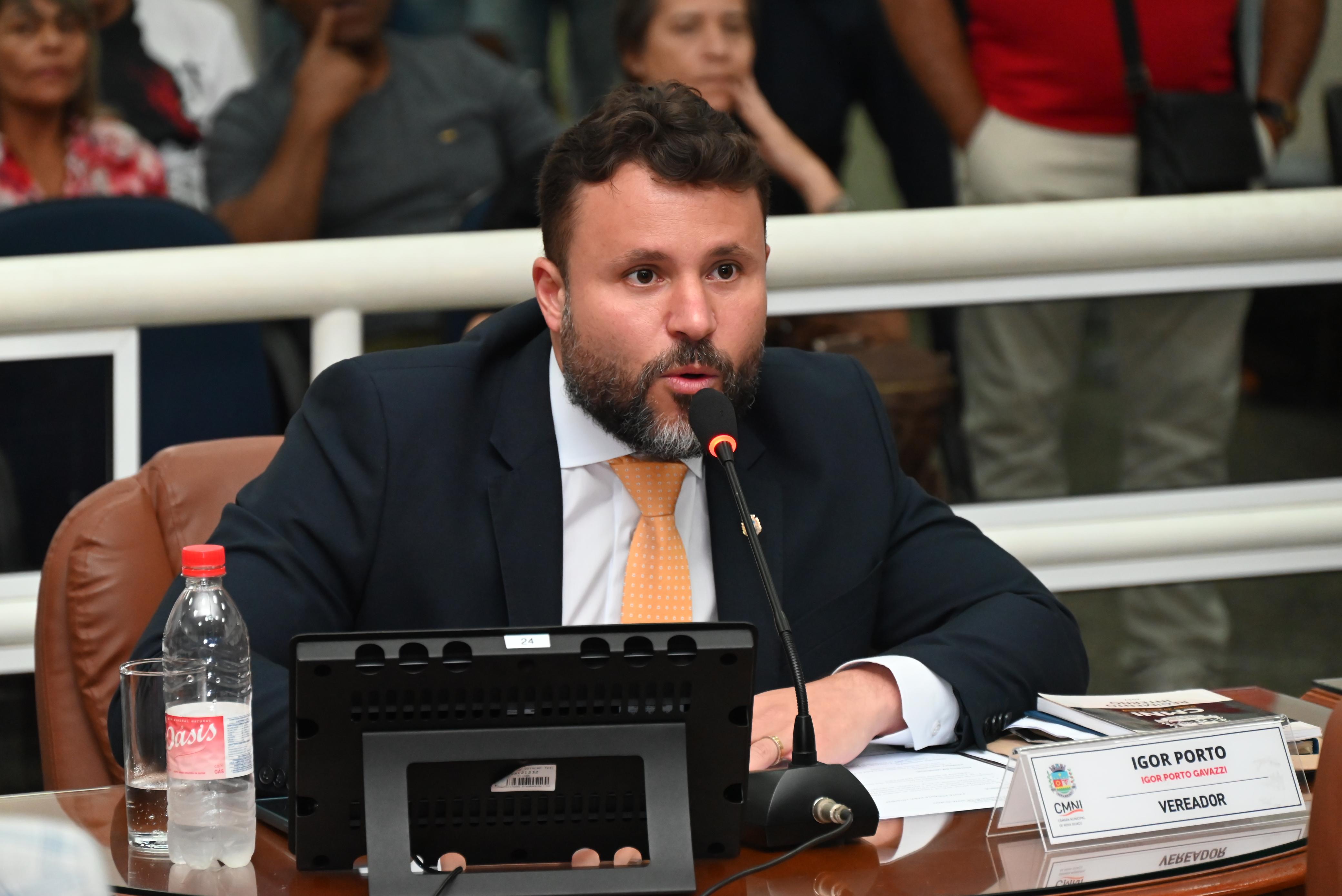 Vereador Igor Porto parabeniza o guarda municipal Alexandre do Nascimento, que na semana passada socorreu um passageiro de um ônibus, na Rua Barros Júnior, vítima de um infarto