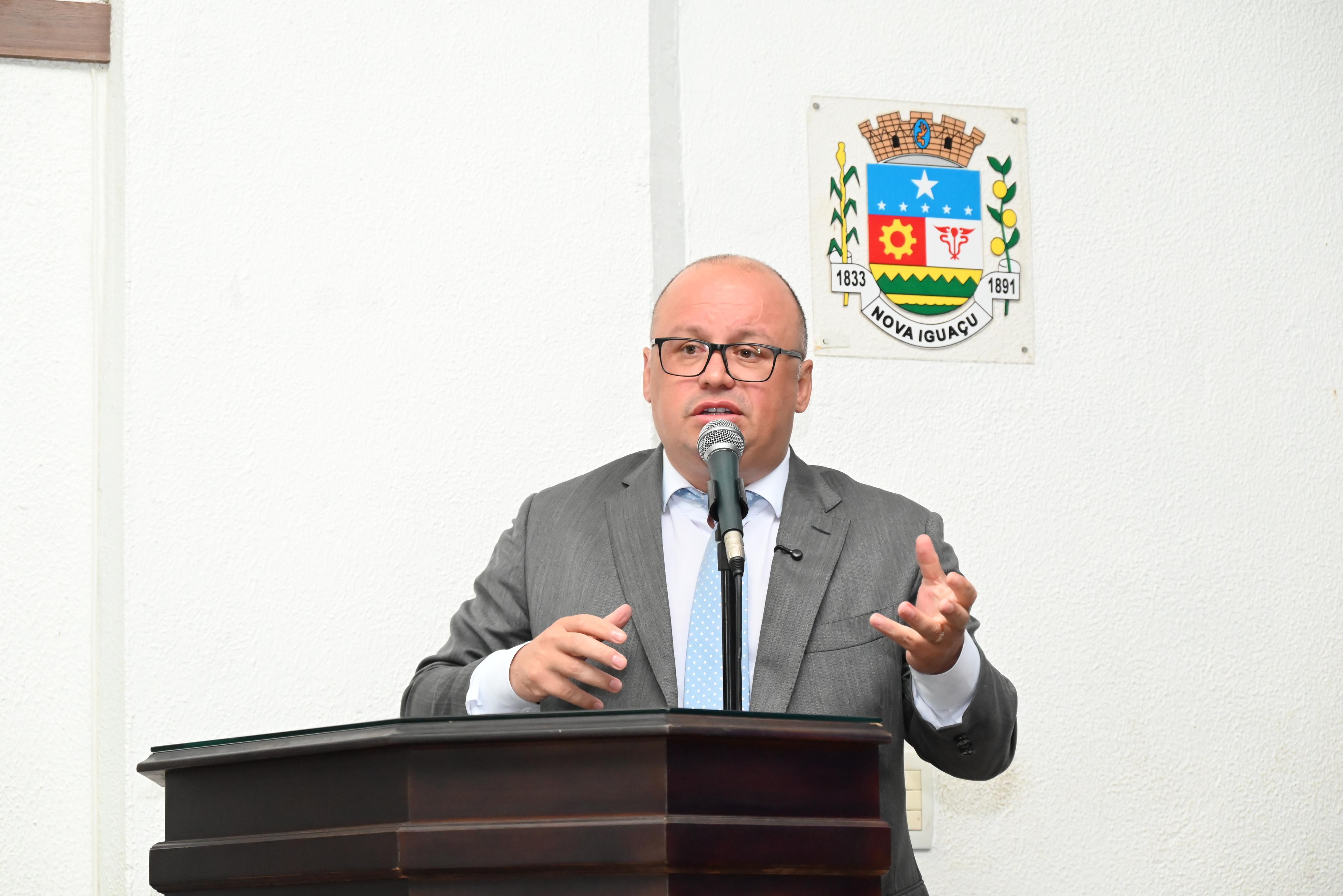 Vereador Claudio Haja Luz comemora os resultados alcançados pelo programa contra o tabagismo, desenvolvido pela prefeitura: "casas religiosas também poderiam abrigar o projeto"