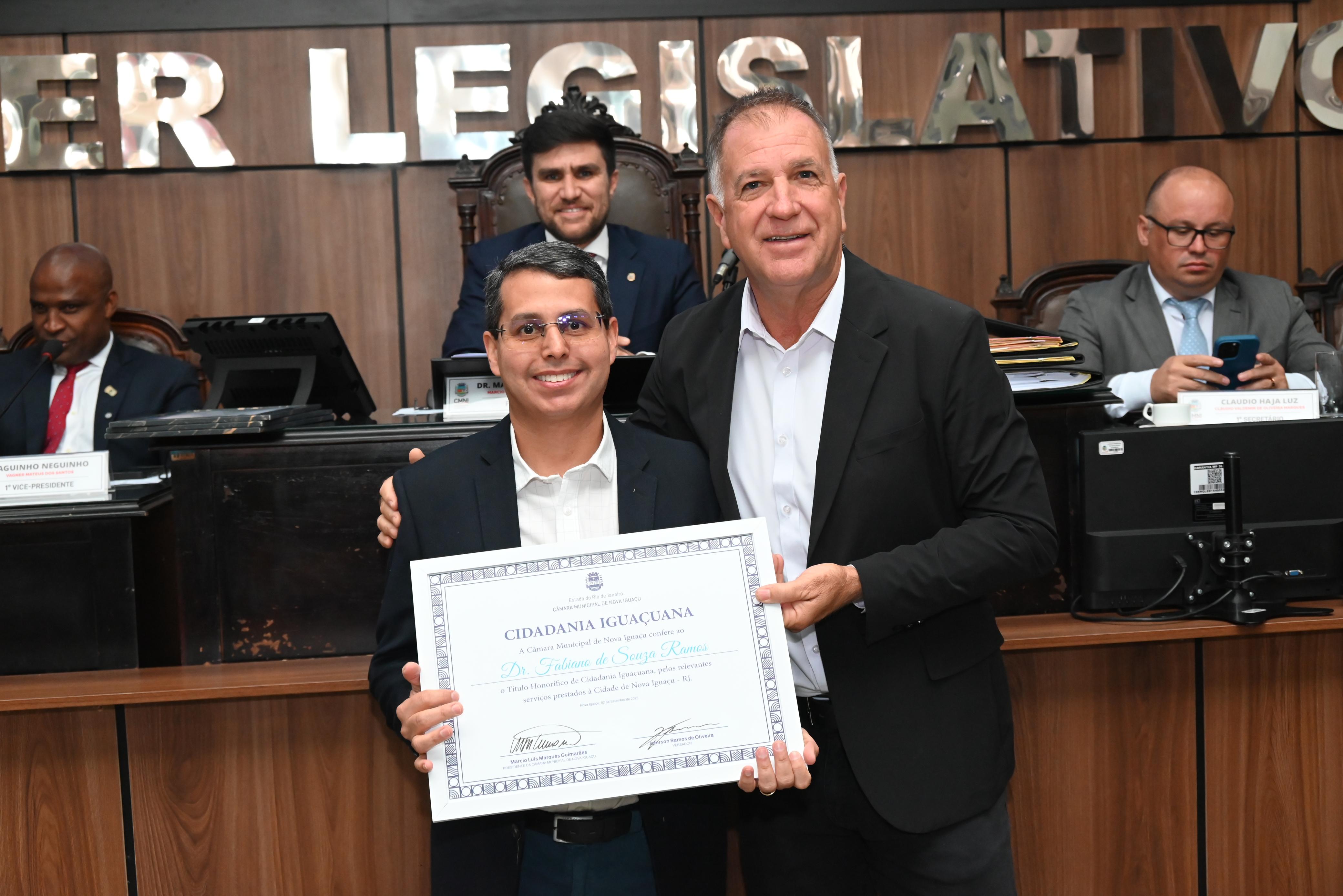 Dr. Fabiano de Souza, cardiologista e presidente da Sociedade de Cardiologia Regional Baixada, recebeo Título de Cidadania Iguaçuana, Decreto Legislativo assinado pelo vereador Jeferson Ramos