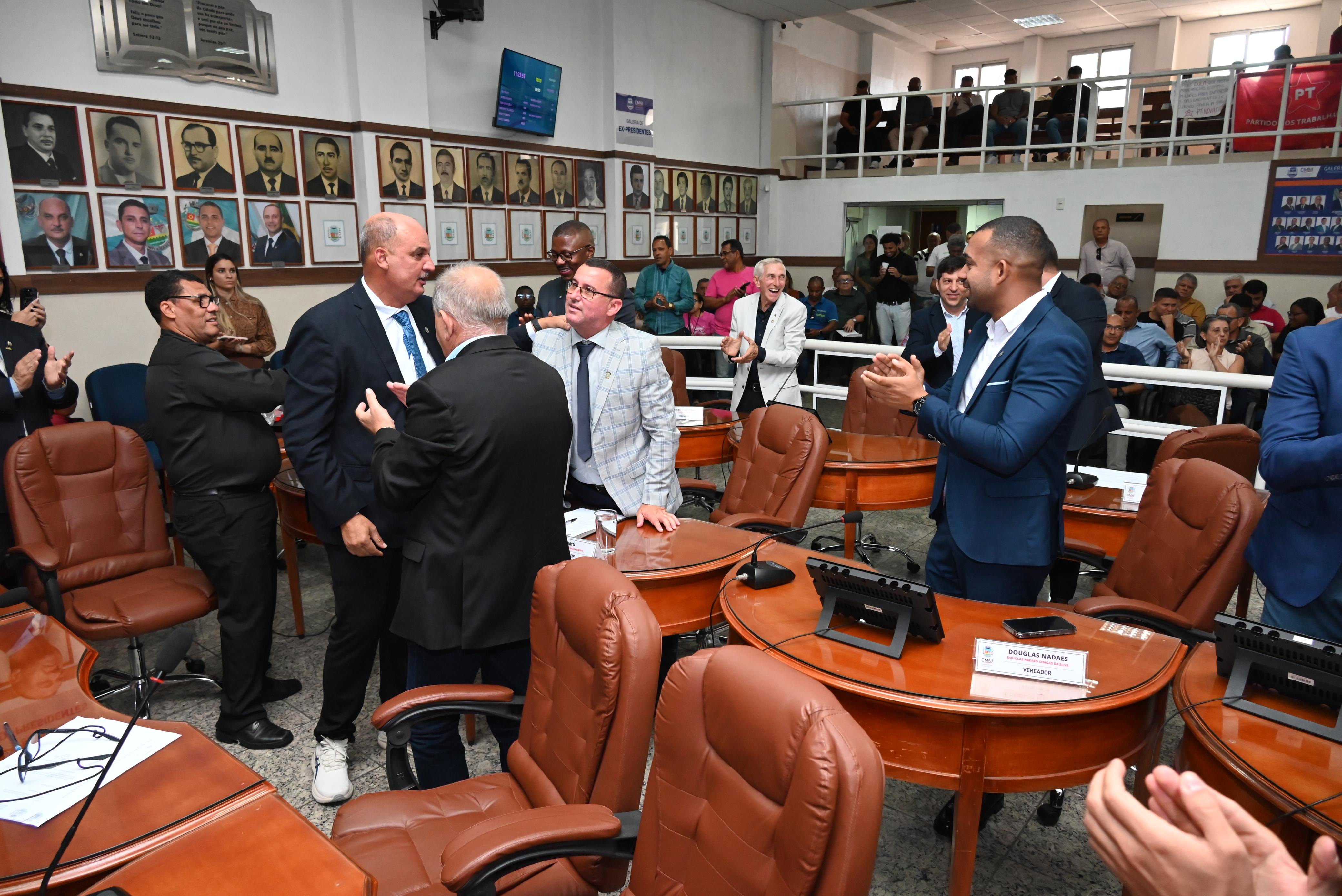 Ver Camu, de terno claro, o aniversariante do dia