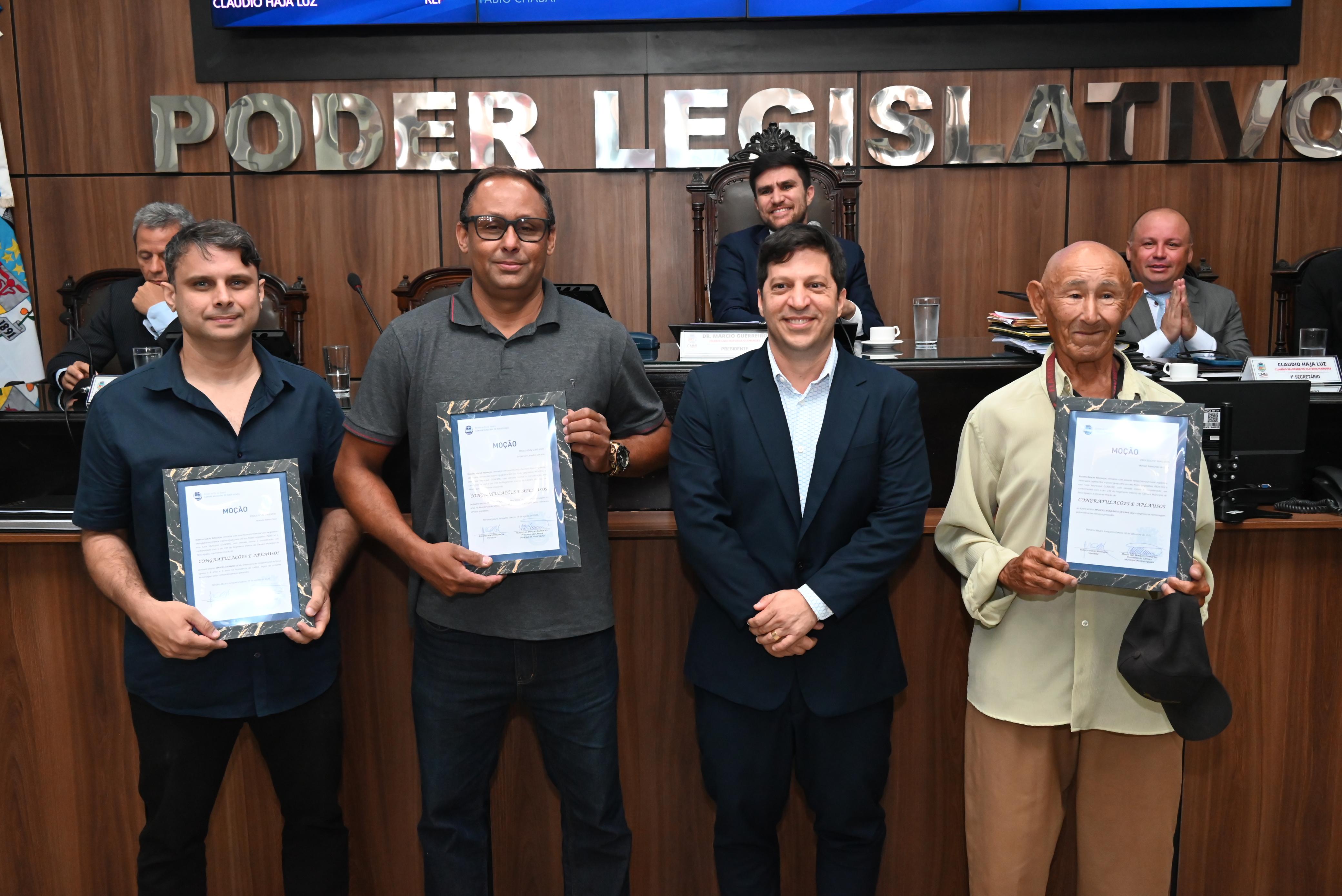 Marcelo Ramos e Anderson Macedo, da equipe de motolância do Samu da cidade do Rio, junto com o senhor Manoel Raimundo, de 77 anos, recebem Moções de Aplausos do ver Dr. Robertinho