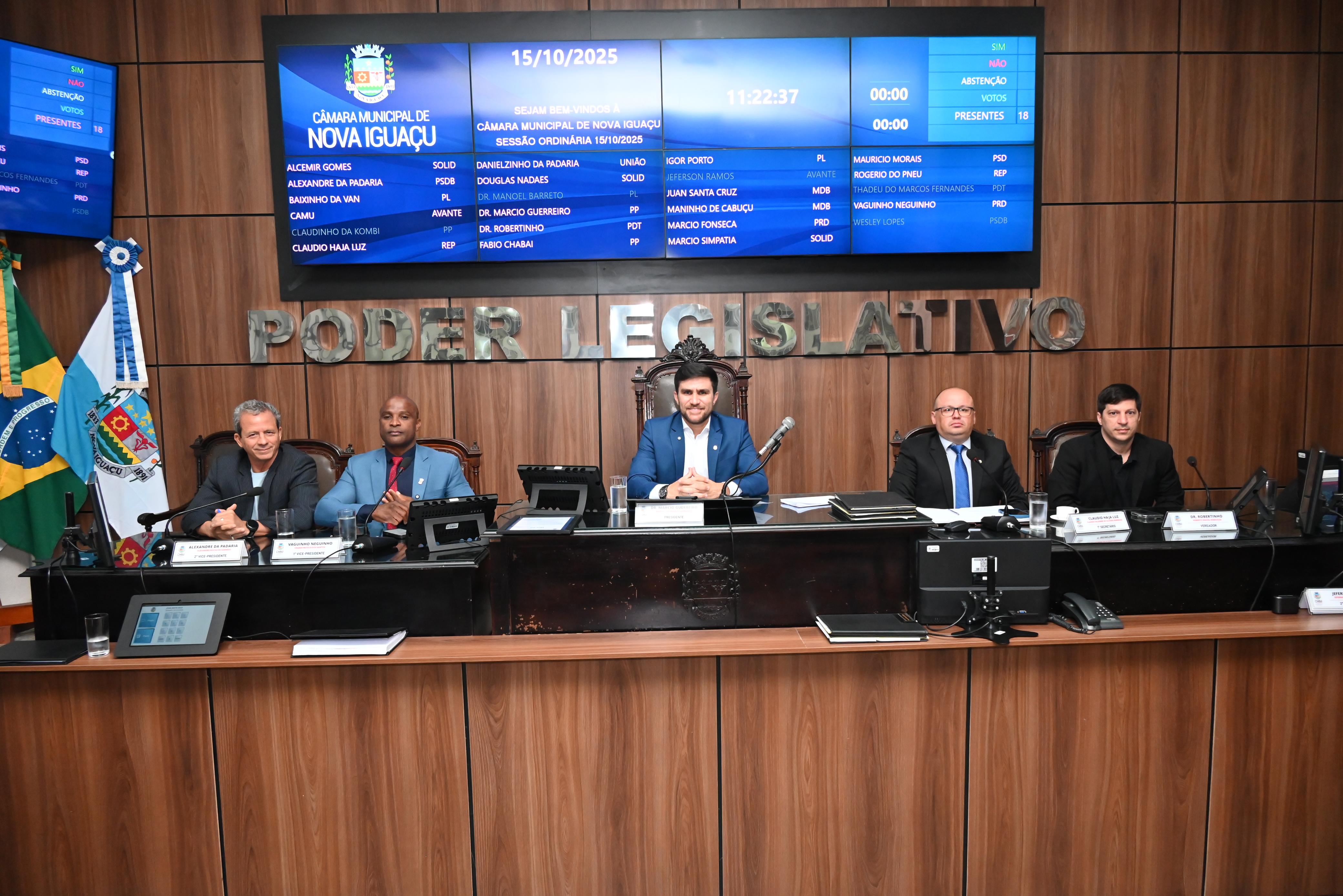 A partir da esq: vereadores Alexandre da Padaria, Vaguinho Neguinho, Dr. Marcio Guerreiro, Claudio Haja Luz e Dr. Robertinho