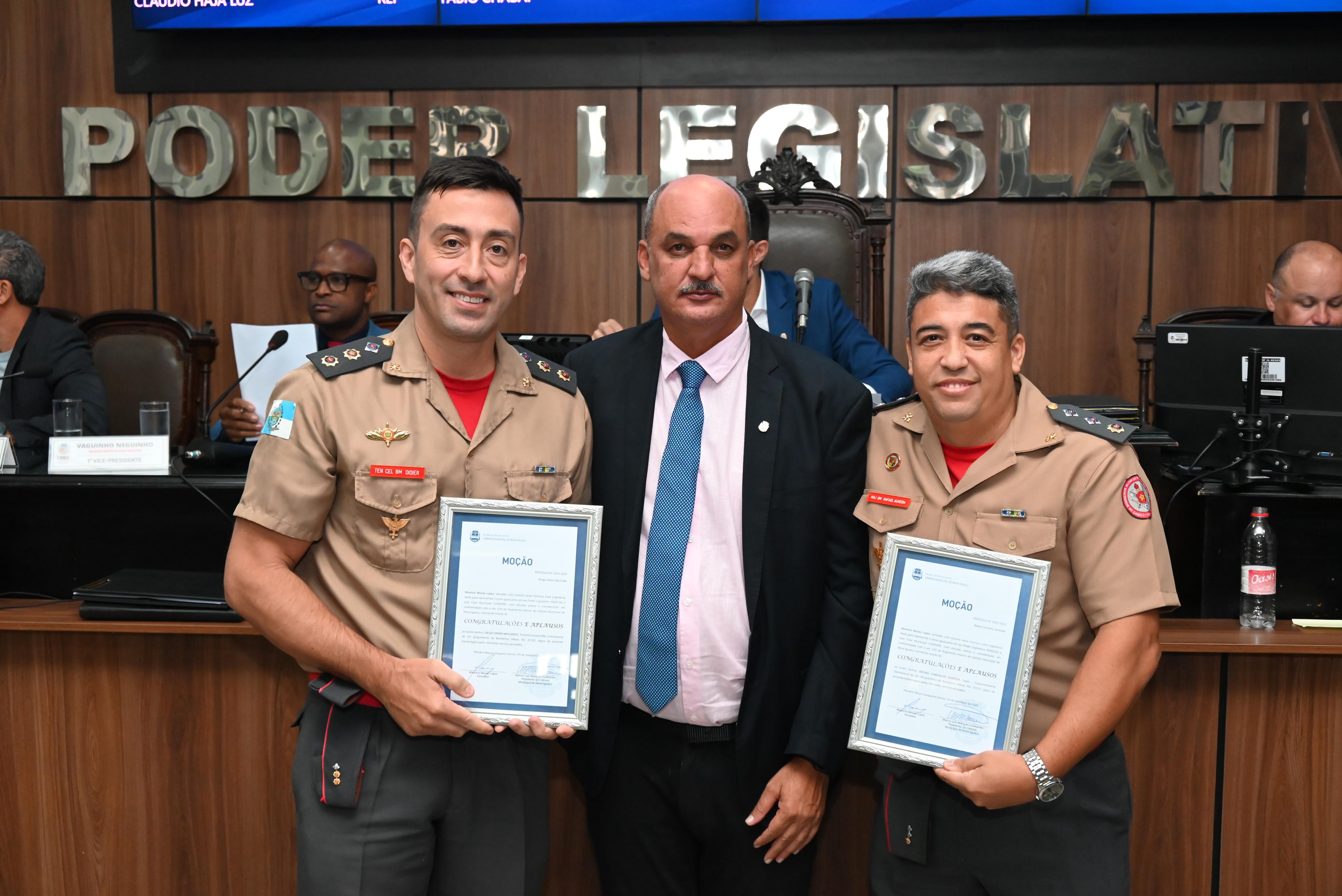 Tenente Bombeiro, Diego Didier, e major Bombeiro Rafael Carvalho são homenageados pelo vereador Mauricio Morais