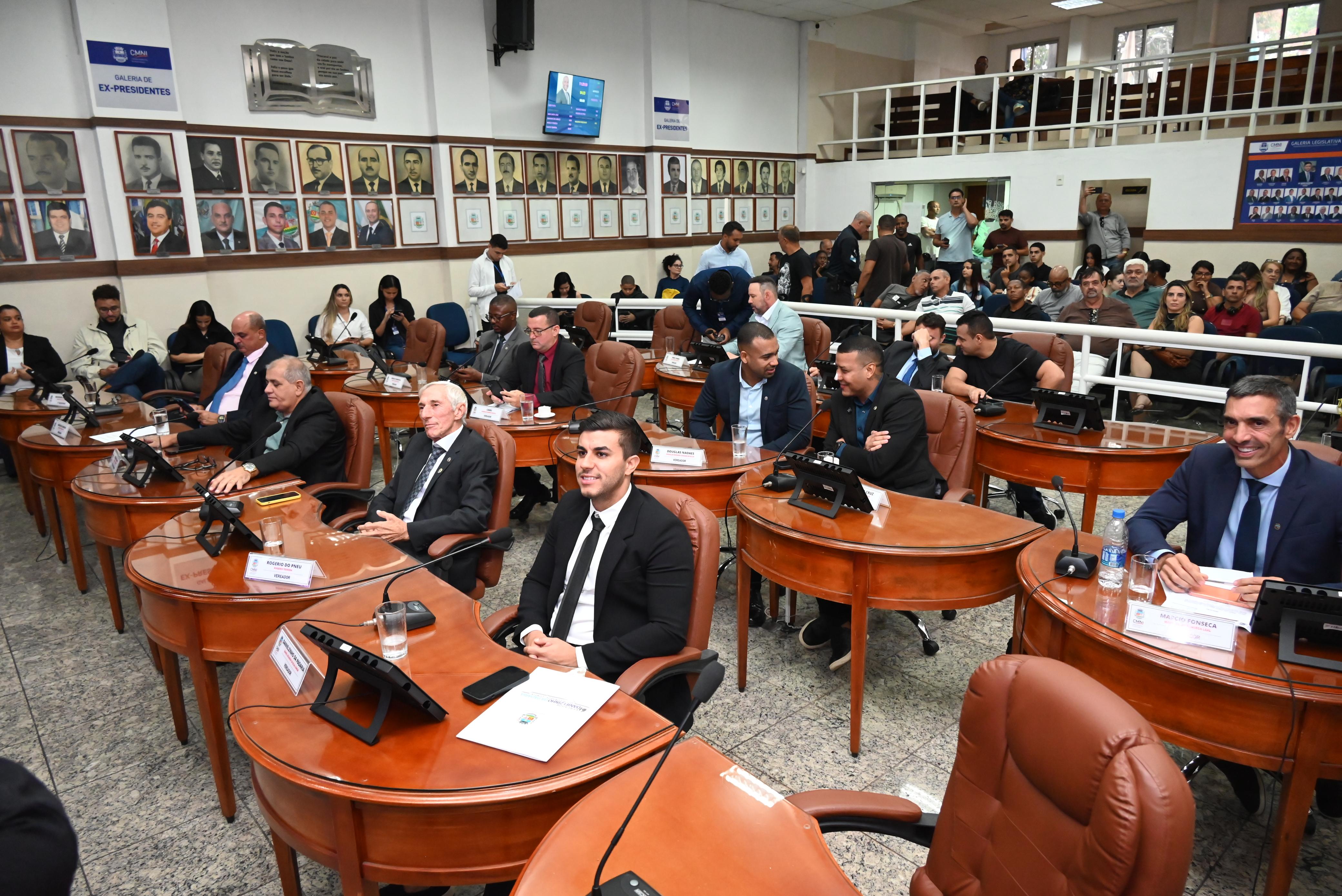 Ver Danielzinho da Padaria, o primeiro na fila da frente, comemora o  a licitação para contratar a empresa responsável pela construção do batalhão da Polícia Militar, no bairro Cobrex, em Nova Iguaçu