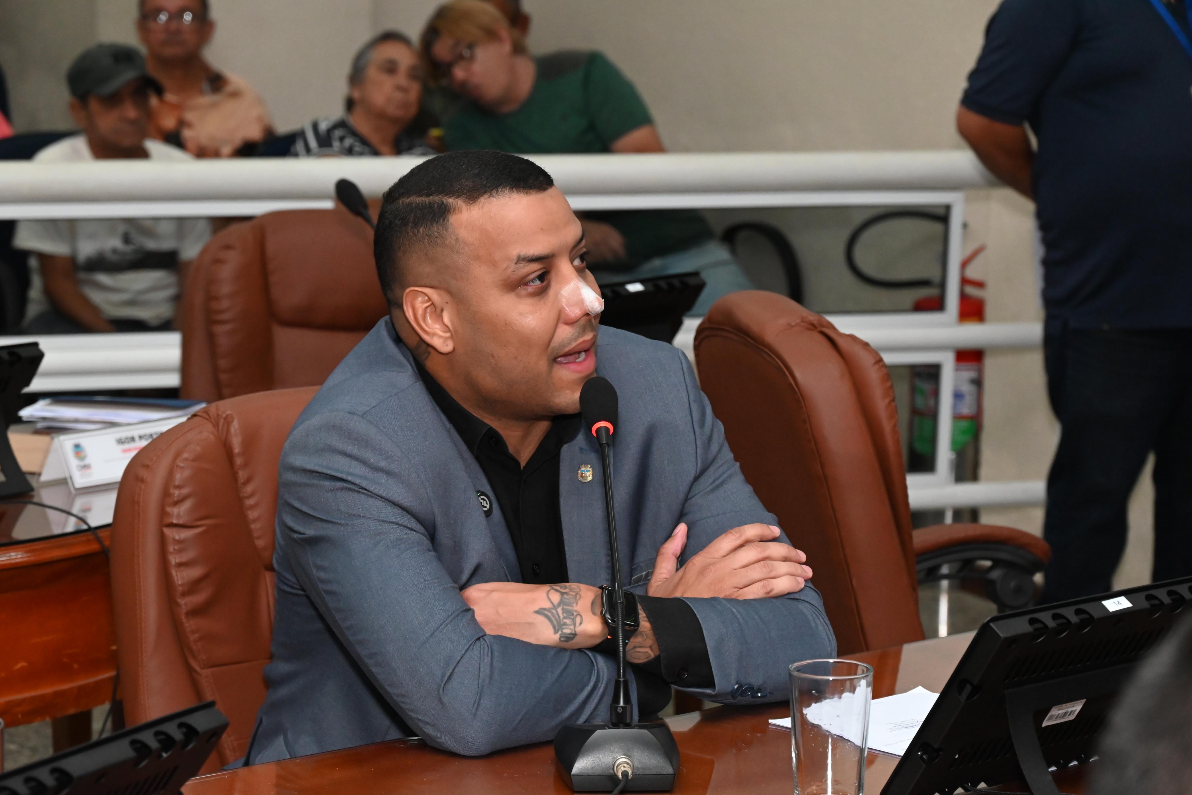 Ver Juan Santa Cruz defende uma política que consiga manter todas as crianças e adolescentes na escola