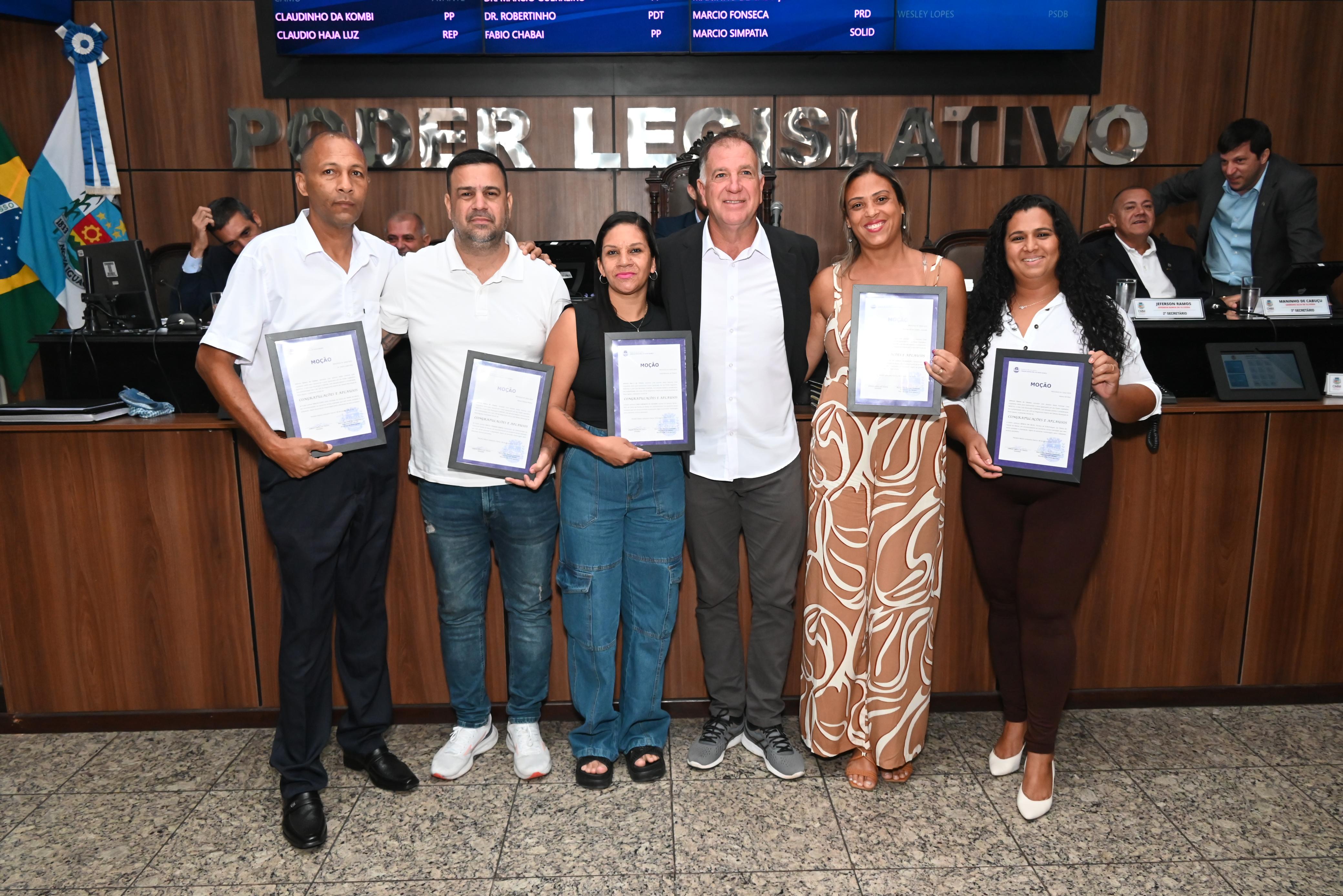 Ver Jeferson Ramos, no centro, entrega Moçôes de Aplausos para os servidores da Clínica da Família Dirceu  Aquino