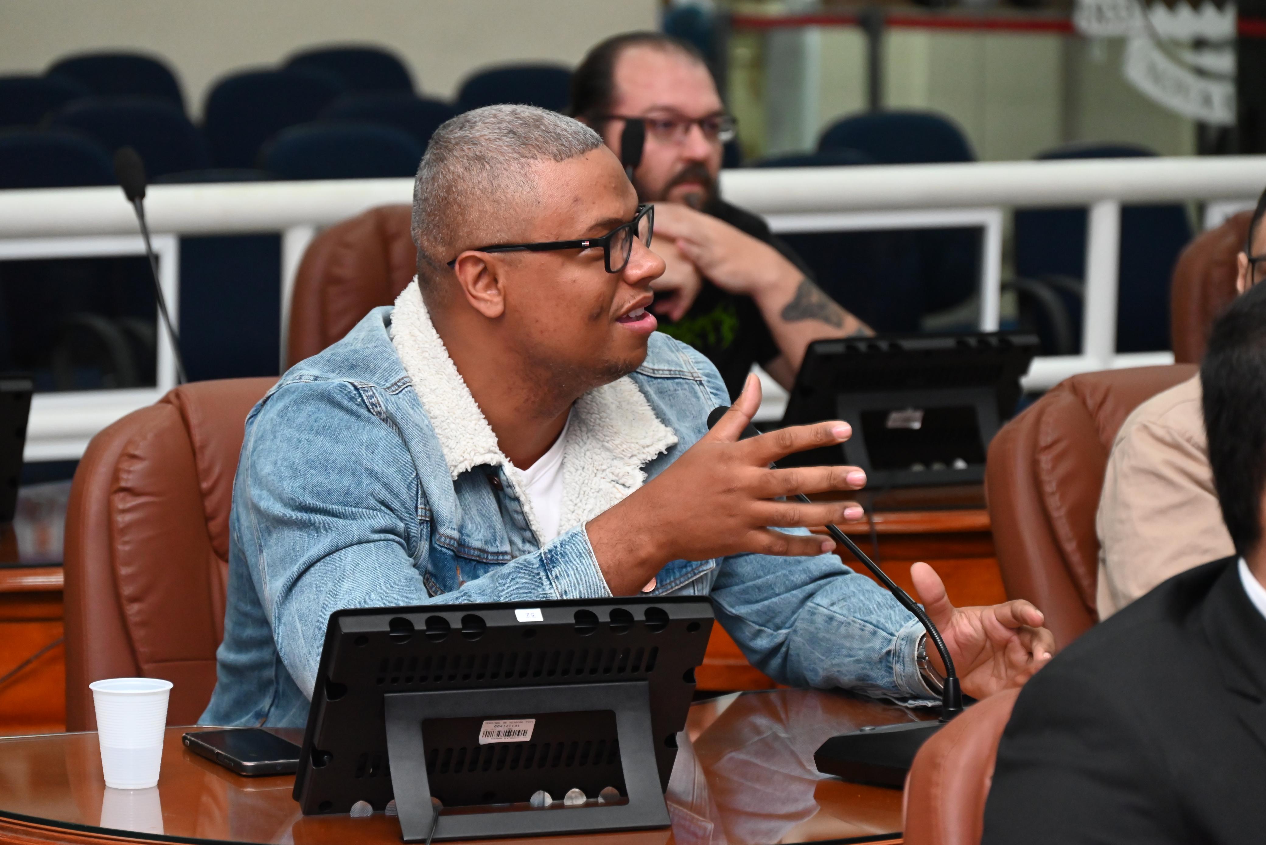 Aluno Fabio Peixoto, do 8º período de Direito, quis saber como era a dinâmica da votação do projetos