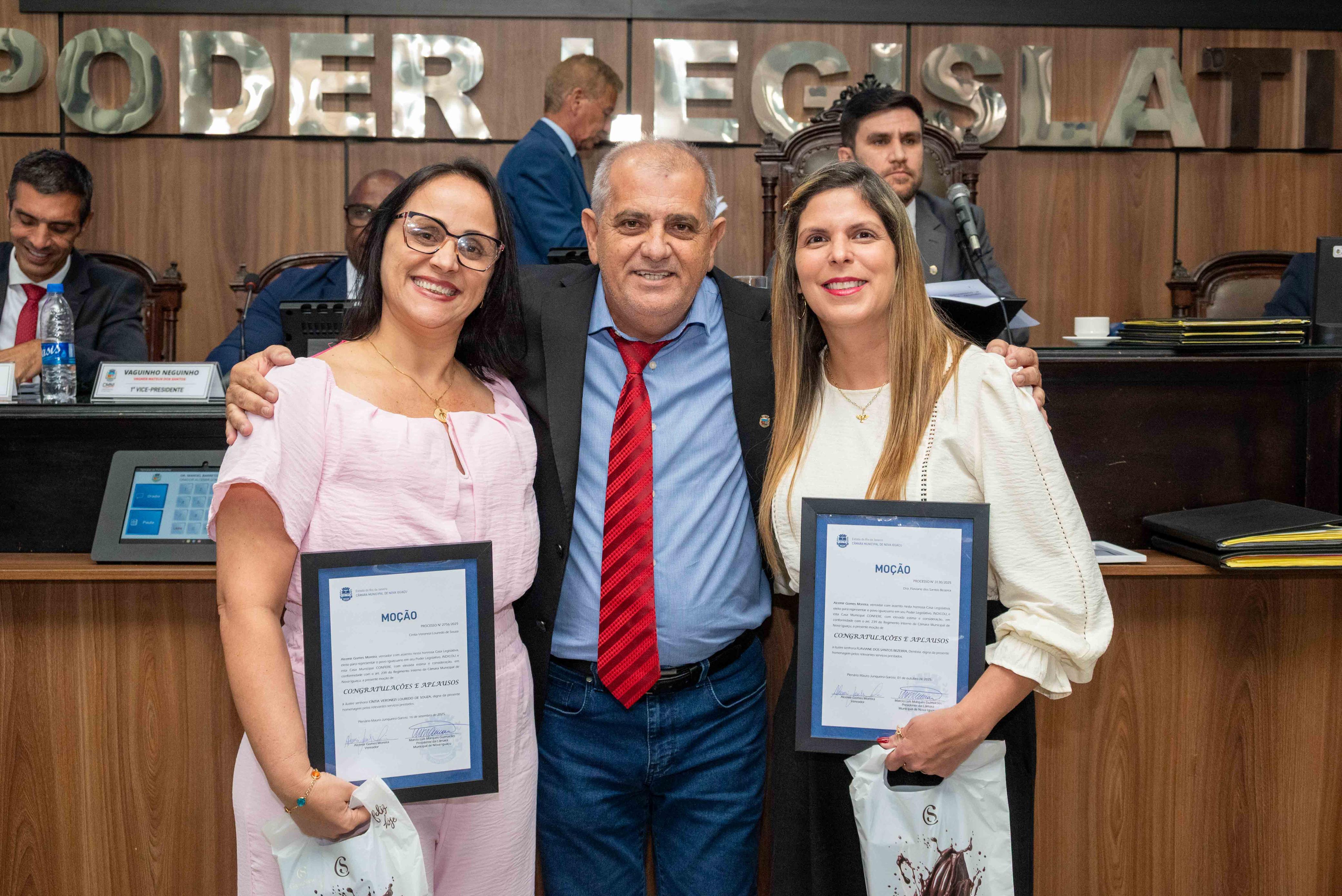 Ver Alcemir Gomes no reconhecimento à Cíntia Veronezi, neuropsicopedagoga, e à Flaviane do Santos, cirurgiã dentista