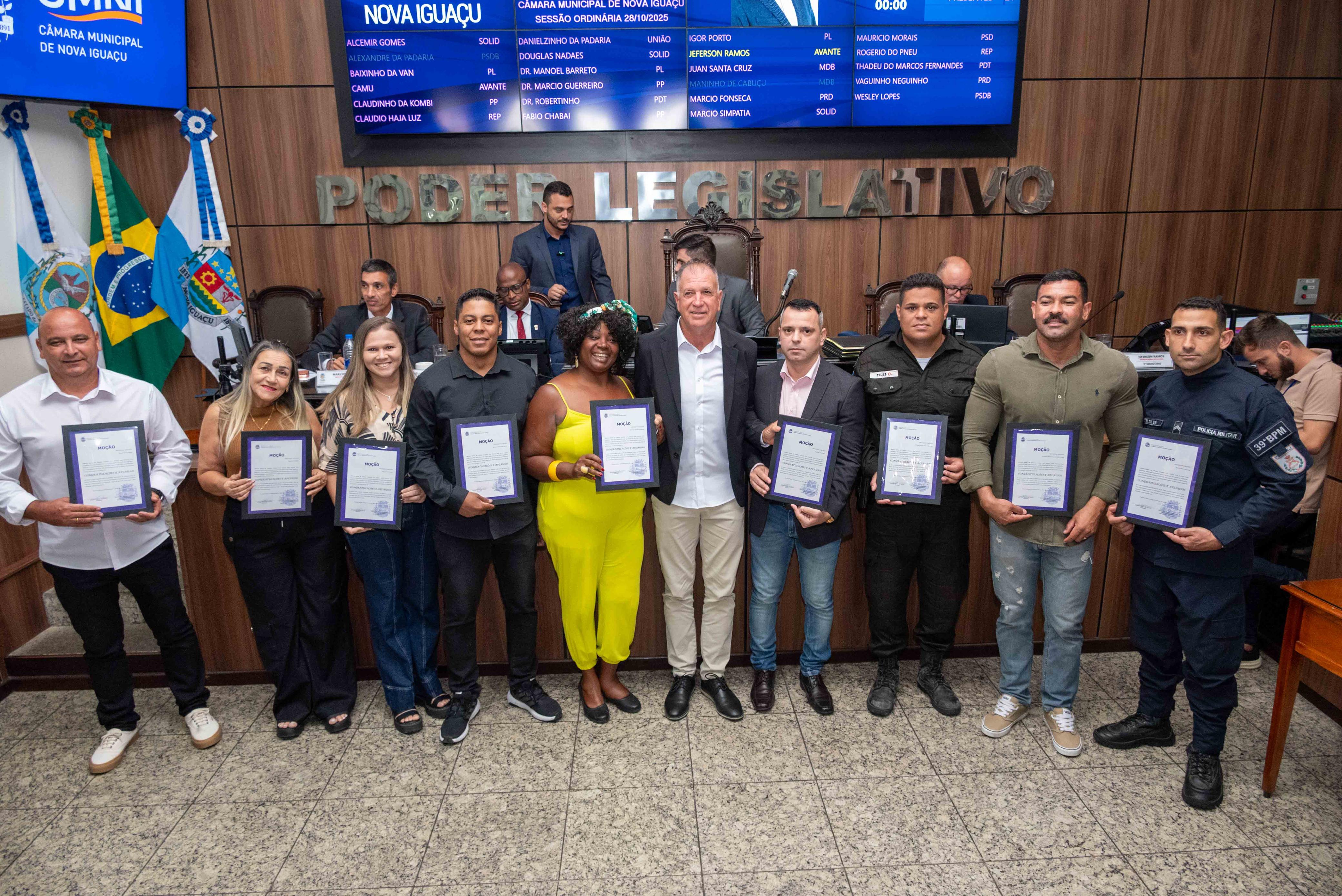 Funcionários da saúde e policiais são reconhecidos pelo ver Jeferson Ramos