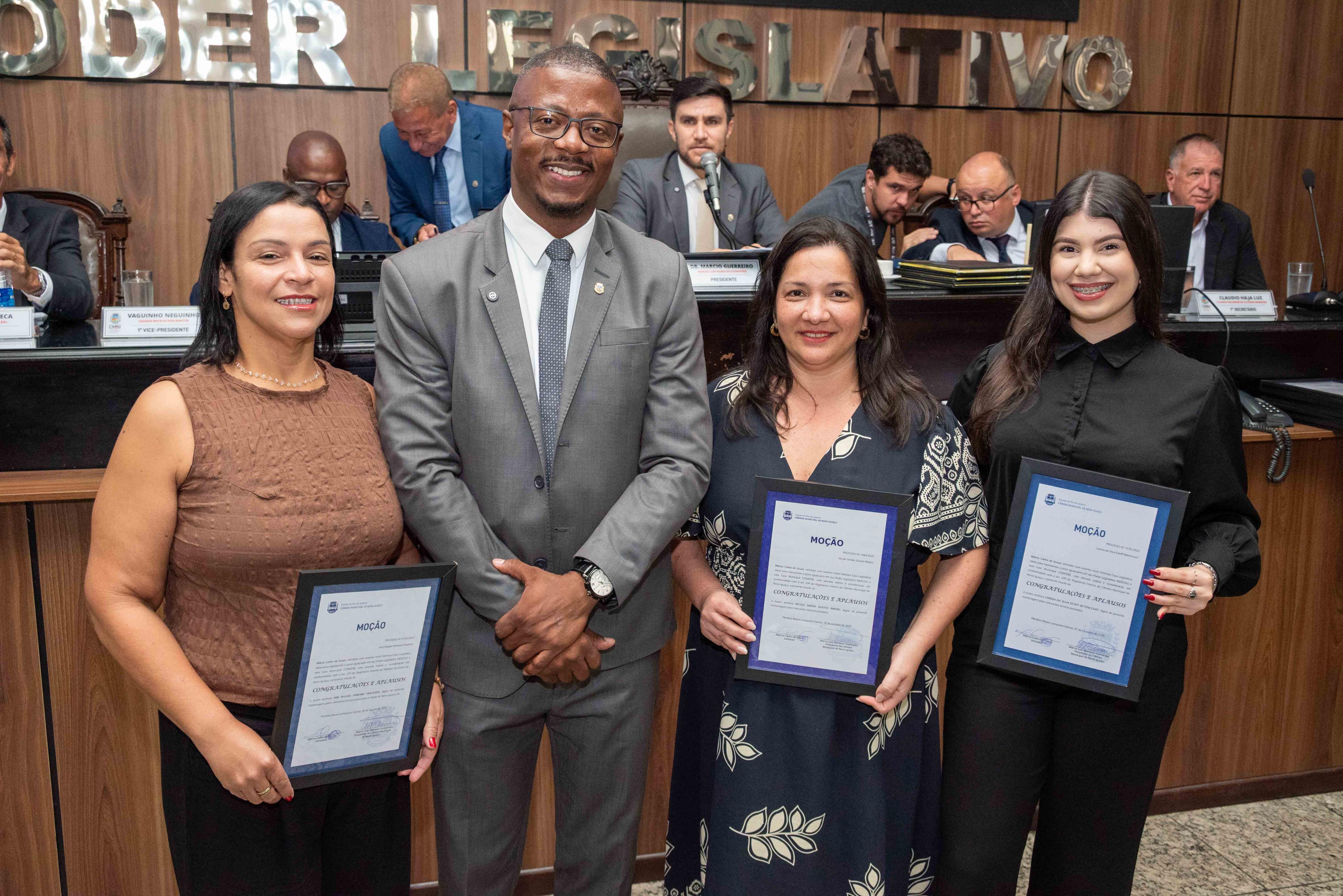 Ver Marcio Simpatia e suas homenageadas: Ane Raquel, Nicole Simões e Larissa Esteff