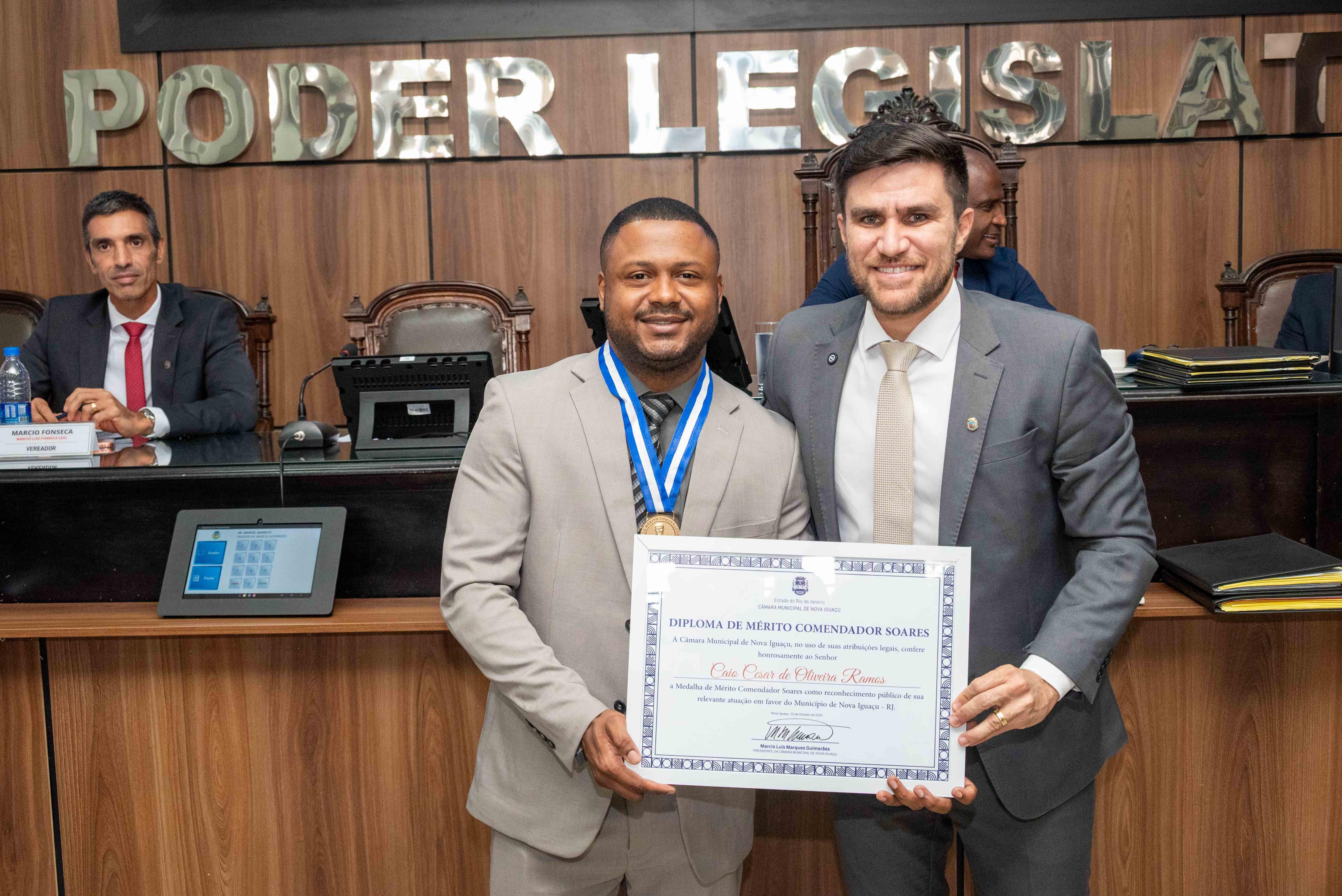 Advogado Caio Cesar e o presidente Dr. Marcio Guerreiro: homenagem a uma pessoa marcada pela superação 