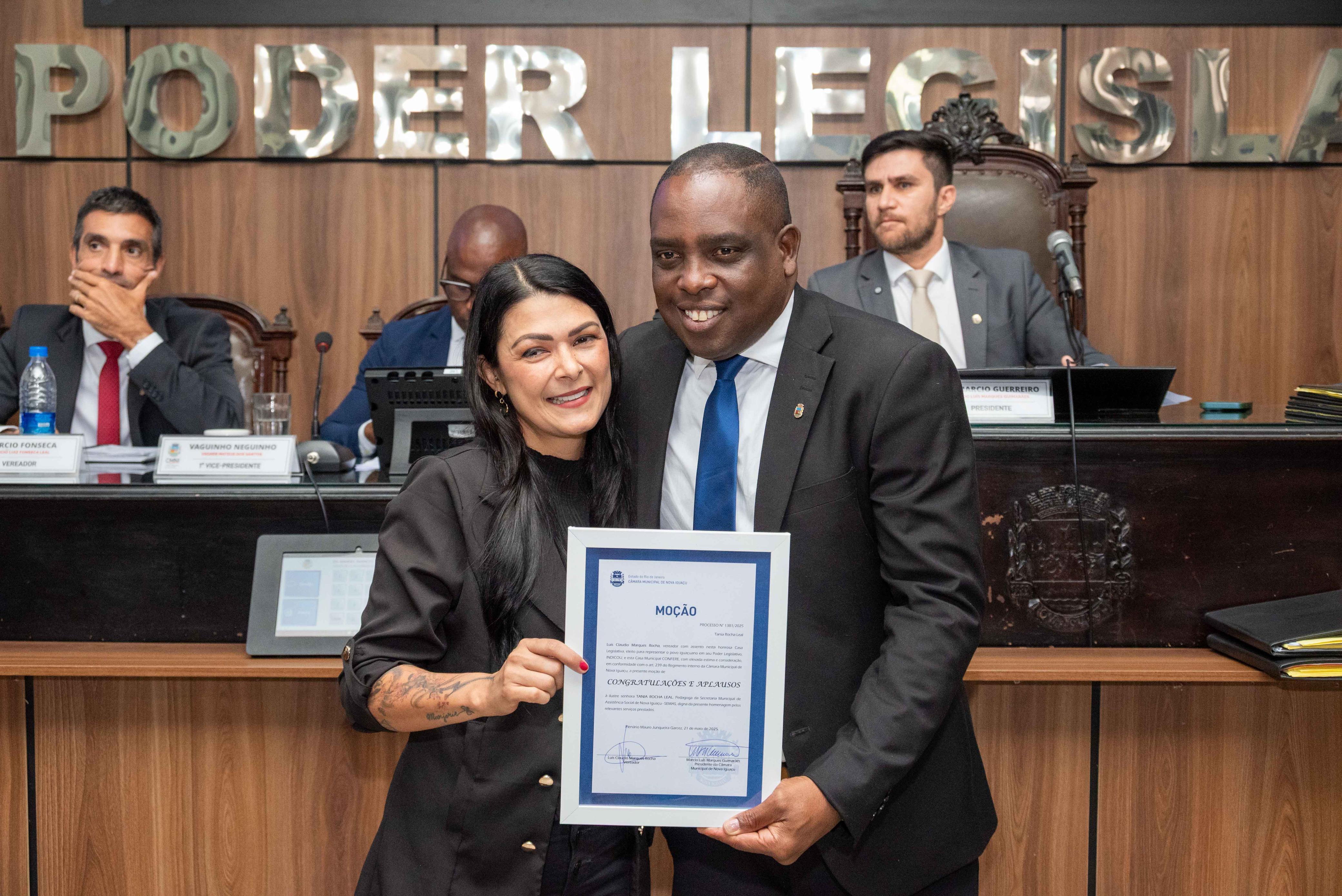 Diretora do Cras Serra do Vulcão, no bairro Jardim Nova Era, Tânia Rocha recebe uma Moção de Aplausos do vereador Claudinho da Kombi 