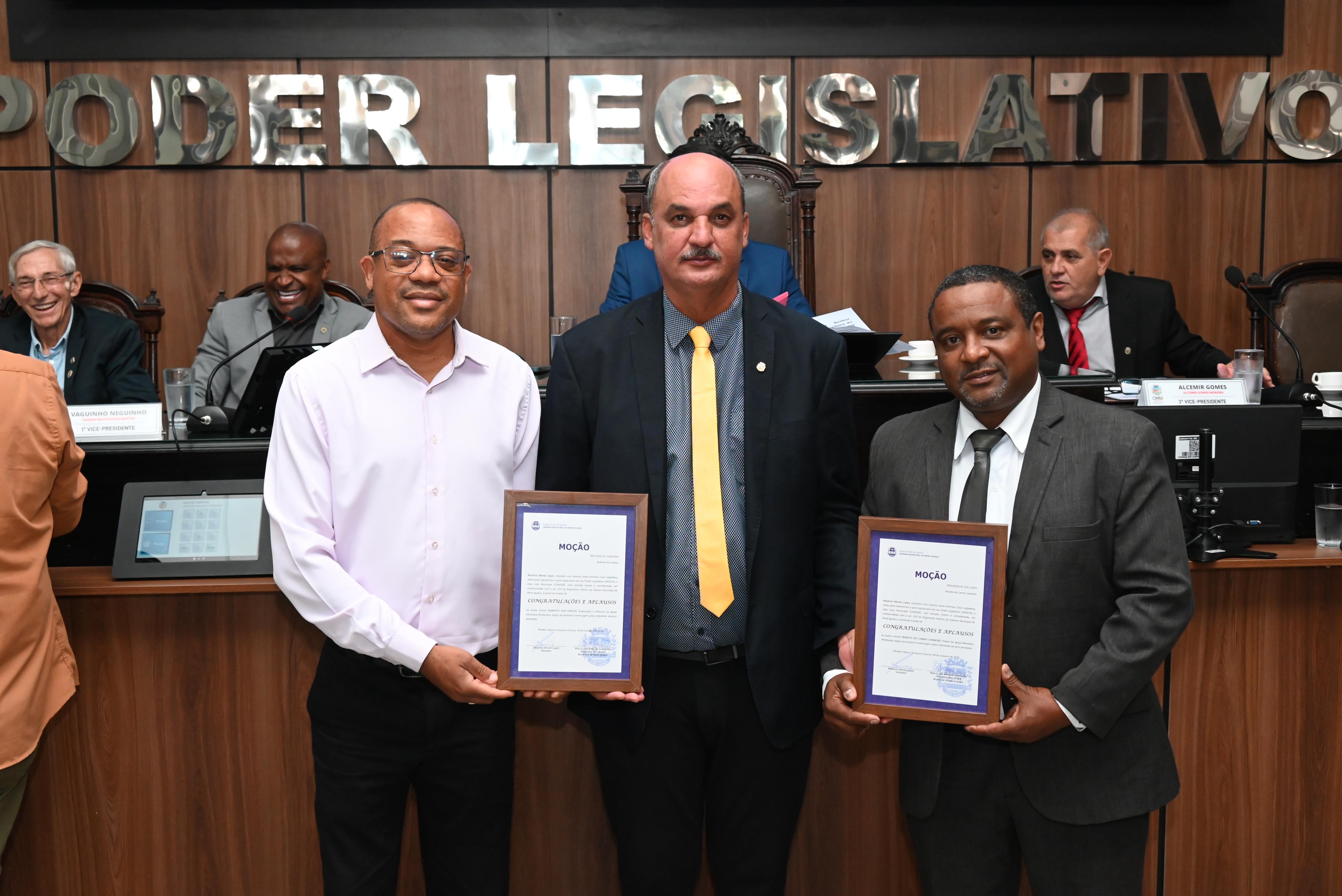 Vereador Mauricio Morais e seus homenageados: Roberto dos Santos e Renato do Carmo