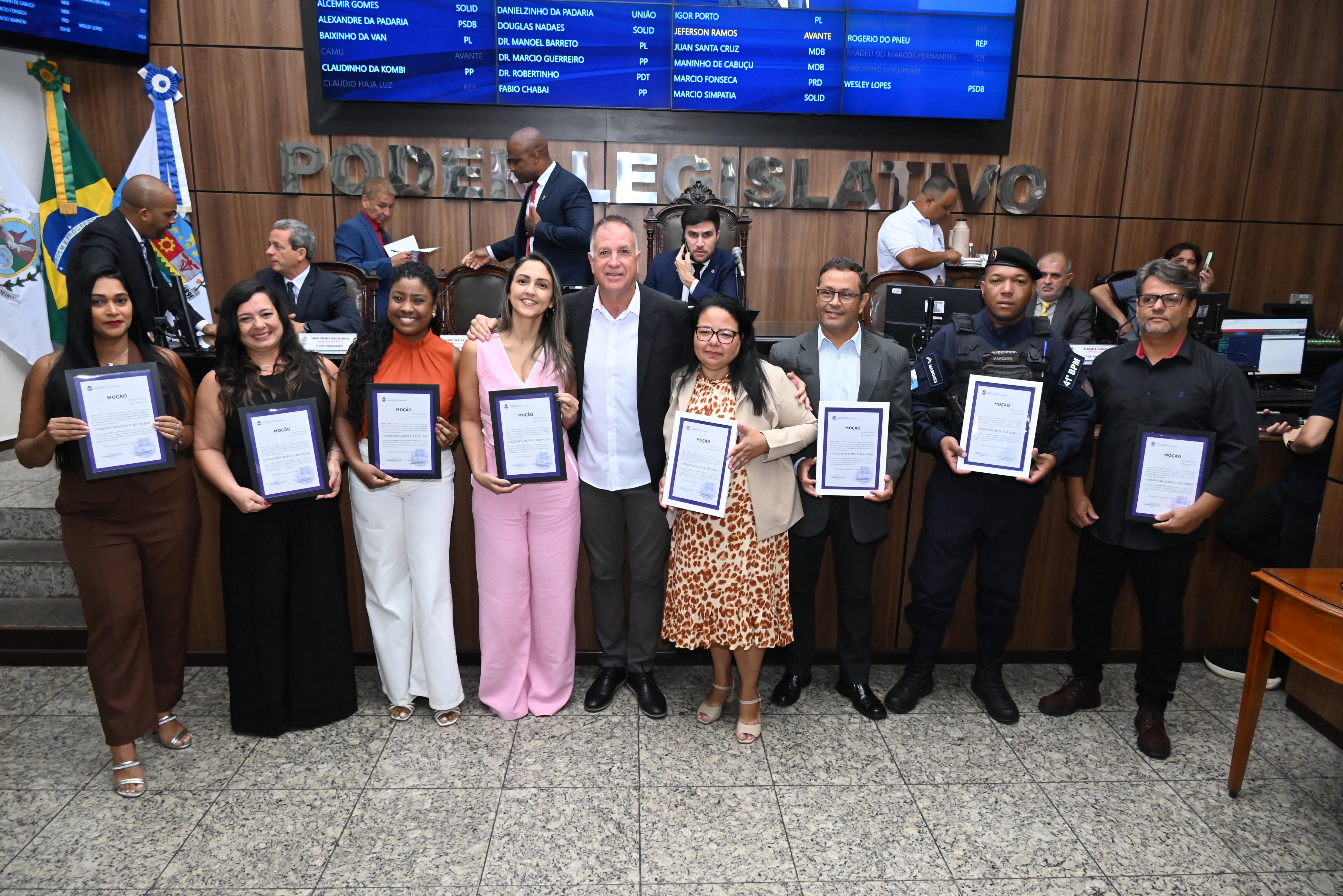 Após a votação mais importante da sessão, o vereador Jeferson Ramos homenageou  personalidades ilustres da cidade, de diversas segmentos: profissionais da área da saúde, da segurança pública e lideranças comunitárias