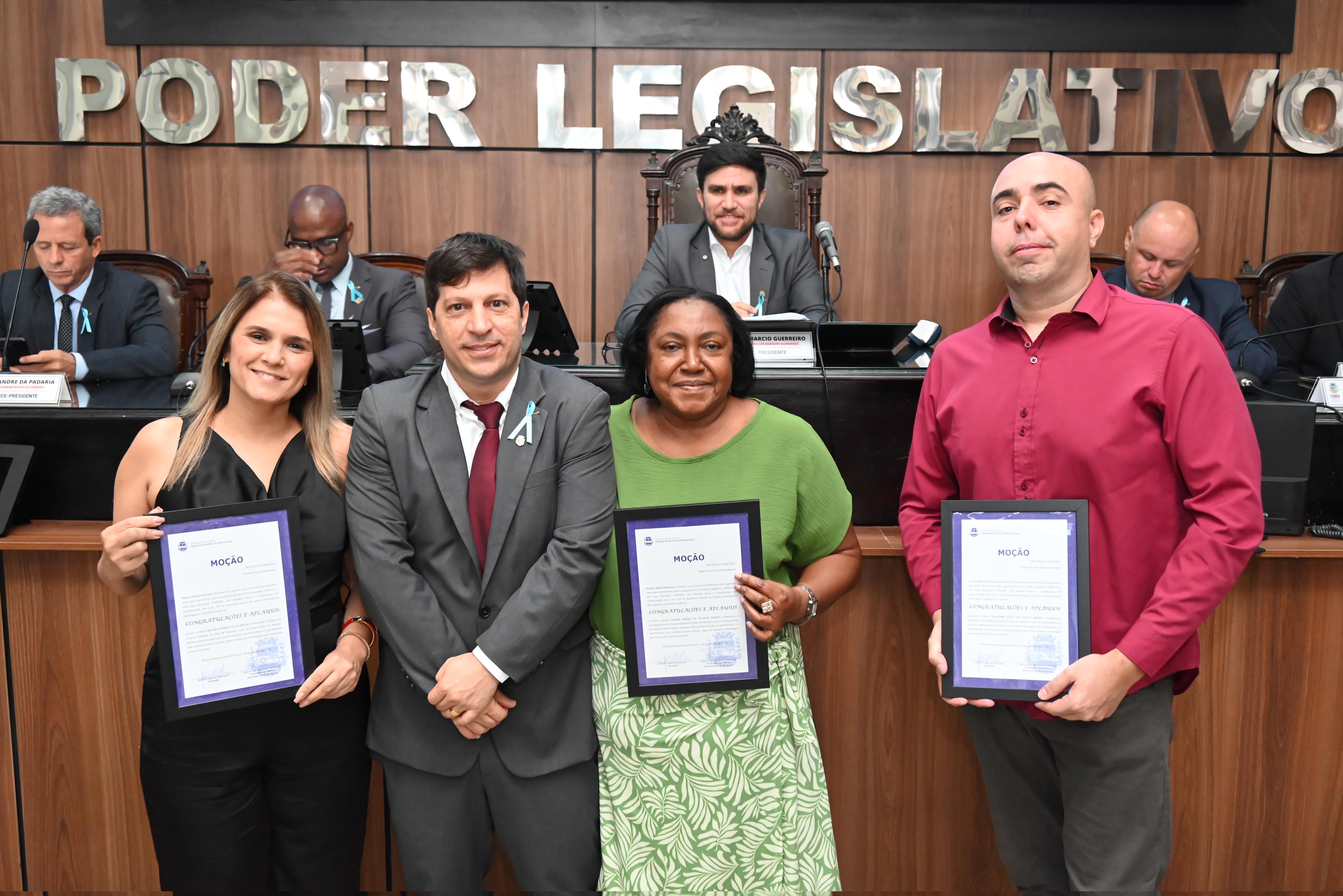 Ver Dr Robertinho homenageia o servidores do Hospital da Mãe: Michela Francis, diretora administrativa, a enfermeia Regina Pereira  e Guilherme Théo, que trabalha no setor administrativo