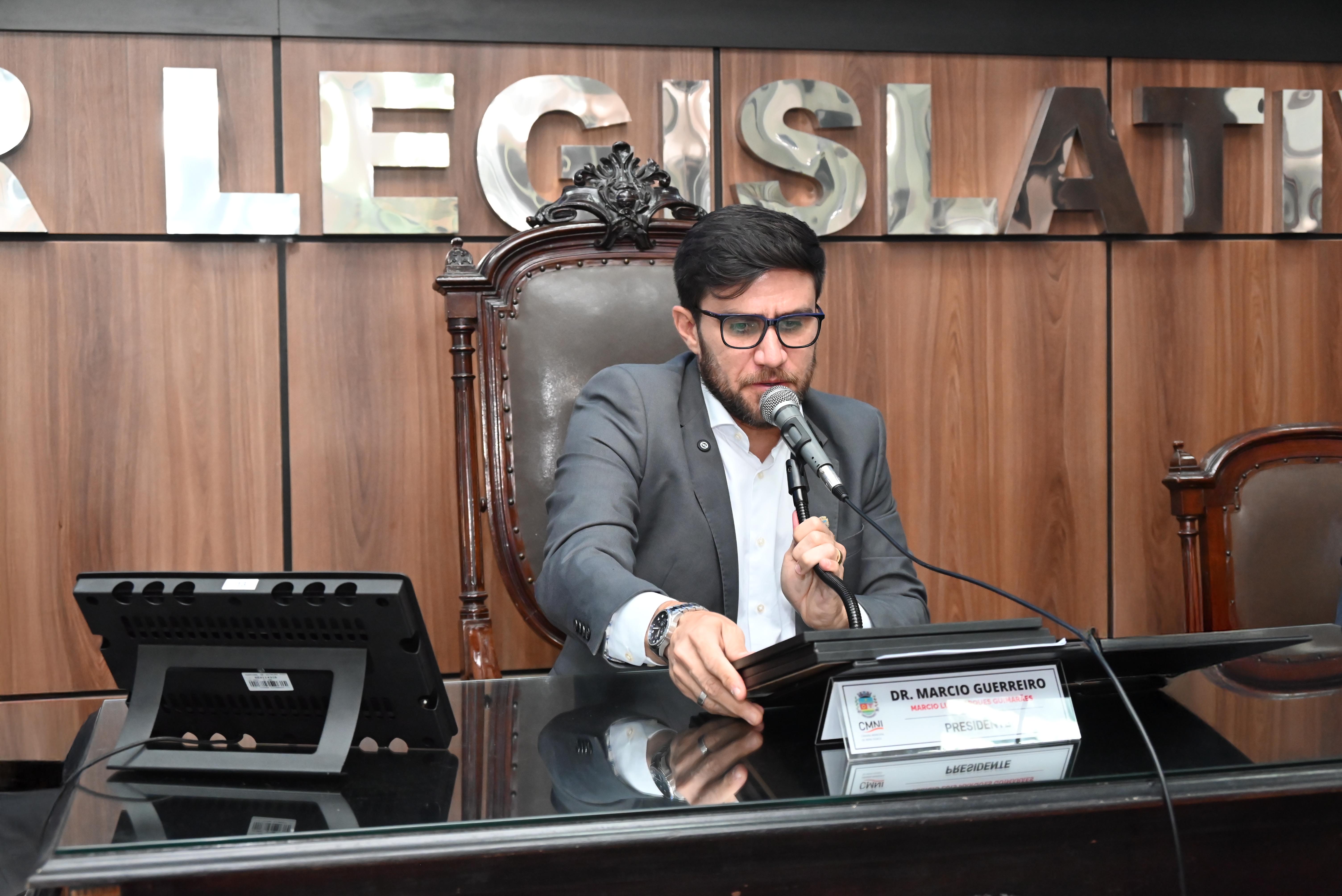 Presidente Dr. Marcio conduz a sessão que aprovou a LOA/2026