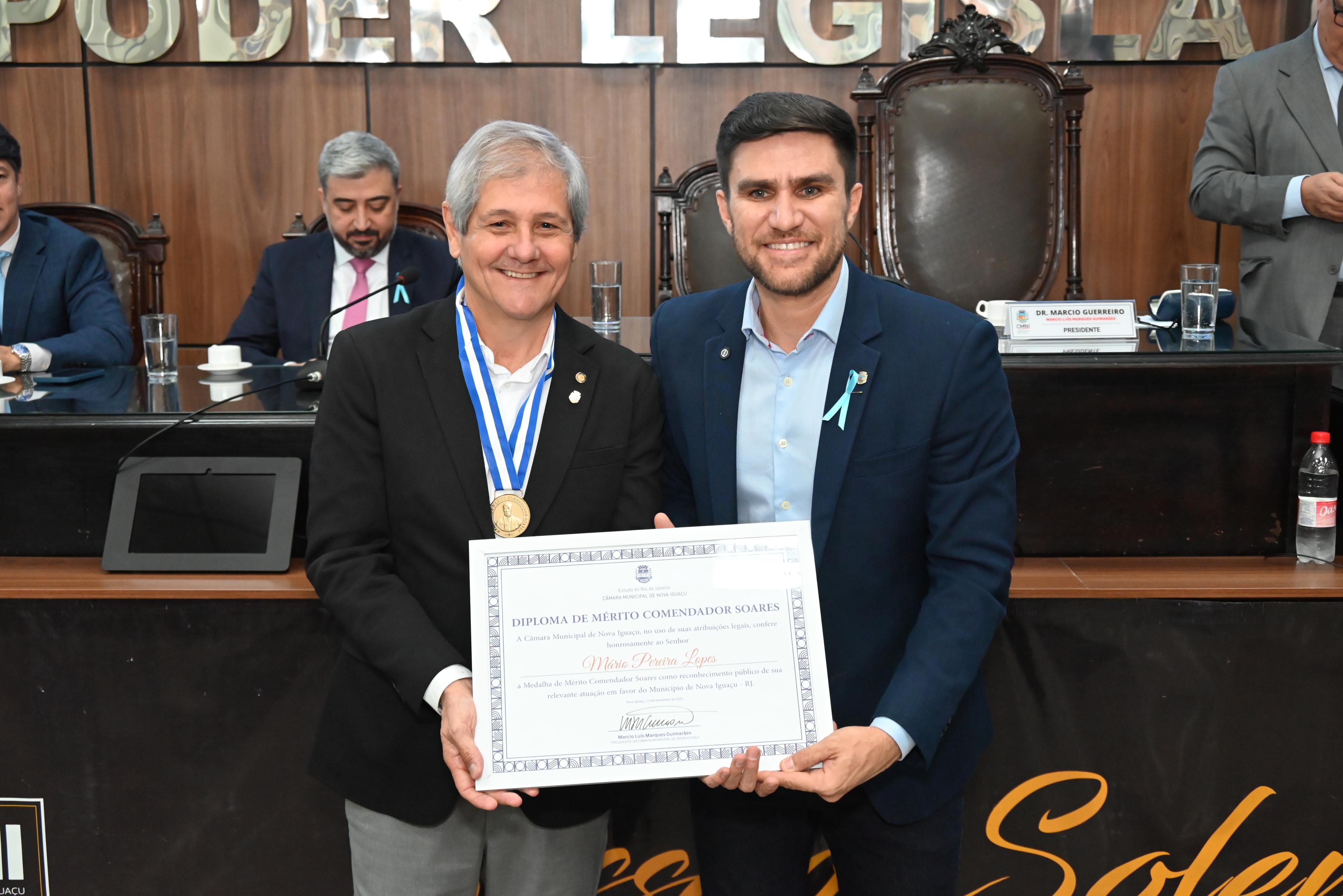 Mário Lopes recebe a Medalha de Mérito Comendador Soares, maior honraria do Câmara Municipal, homenagem concedida por Dr. Marcio Guerreiro