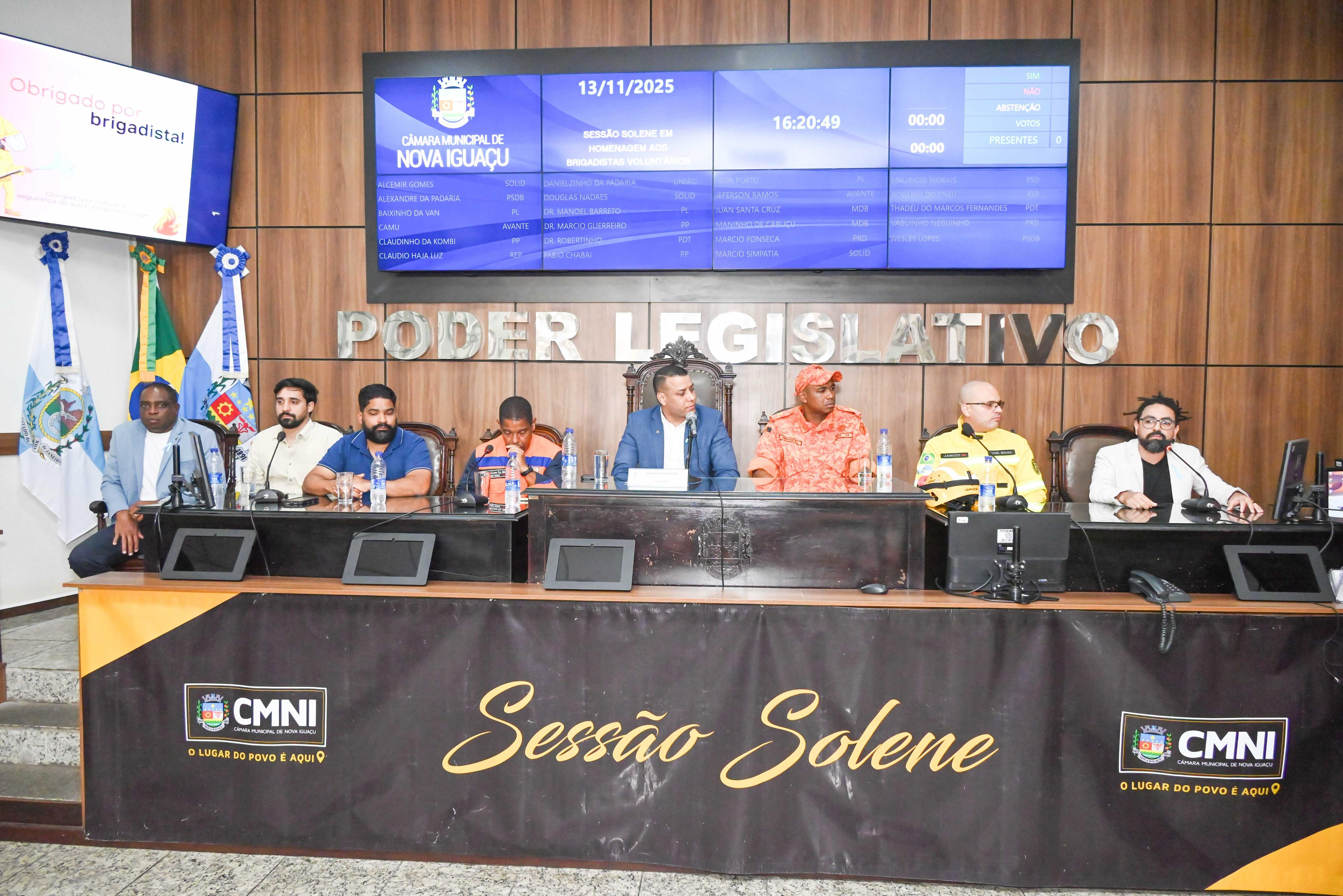 Autoridades se reúnem para homenagear os brigadistas: ver Claudinho, arquiteto Filipi, subsecretário Edgard, cel Ribeiro, secretário de Defesa Civil, ver Juan, subtenente bombeiro Andade, coordenador brigadista Carlos Januzi e subsecretário Gustavo