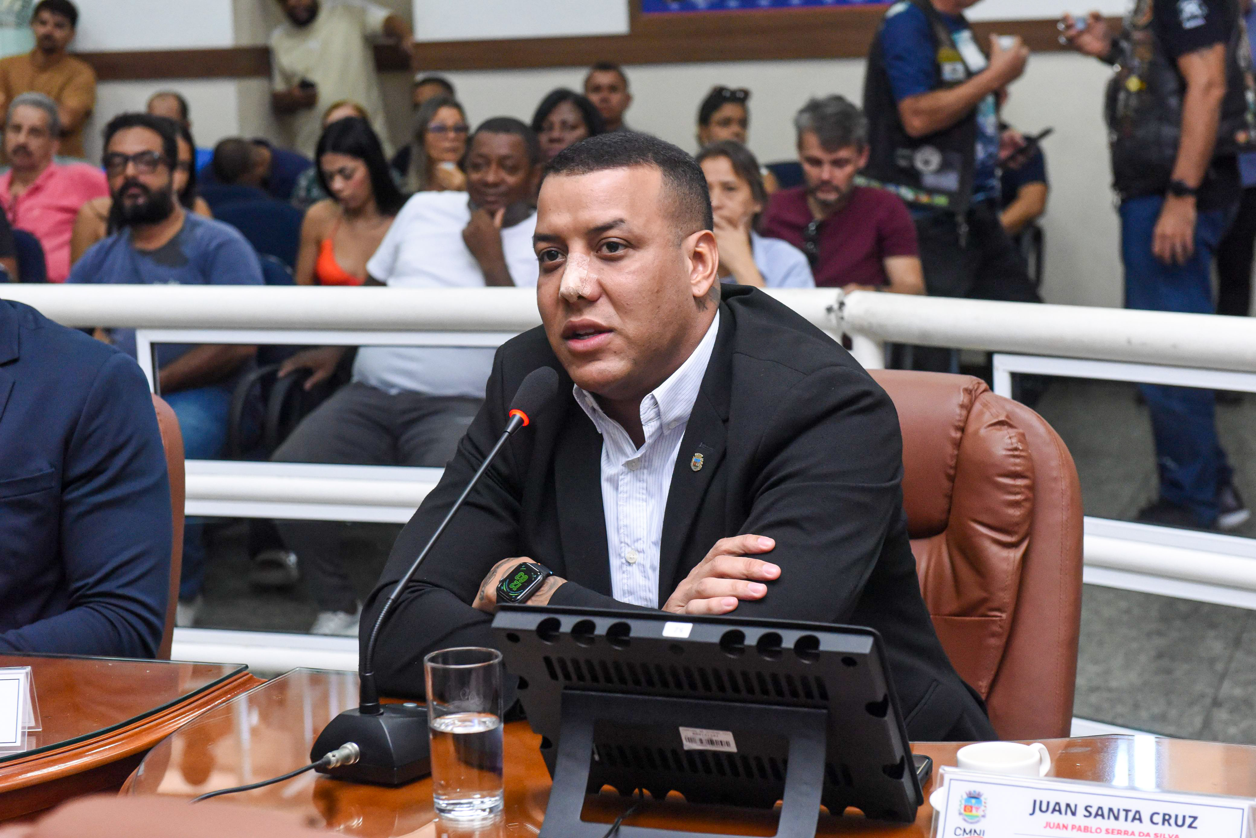 Ver Juan parabeniza o ver Vaguinho pela iniciativa do projeto de lei pela implantação da "Urna" nas escolas