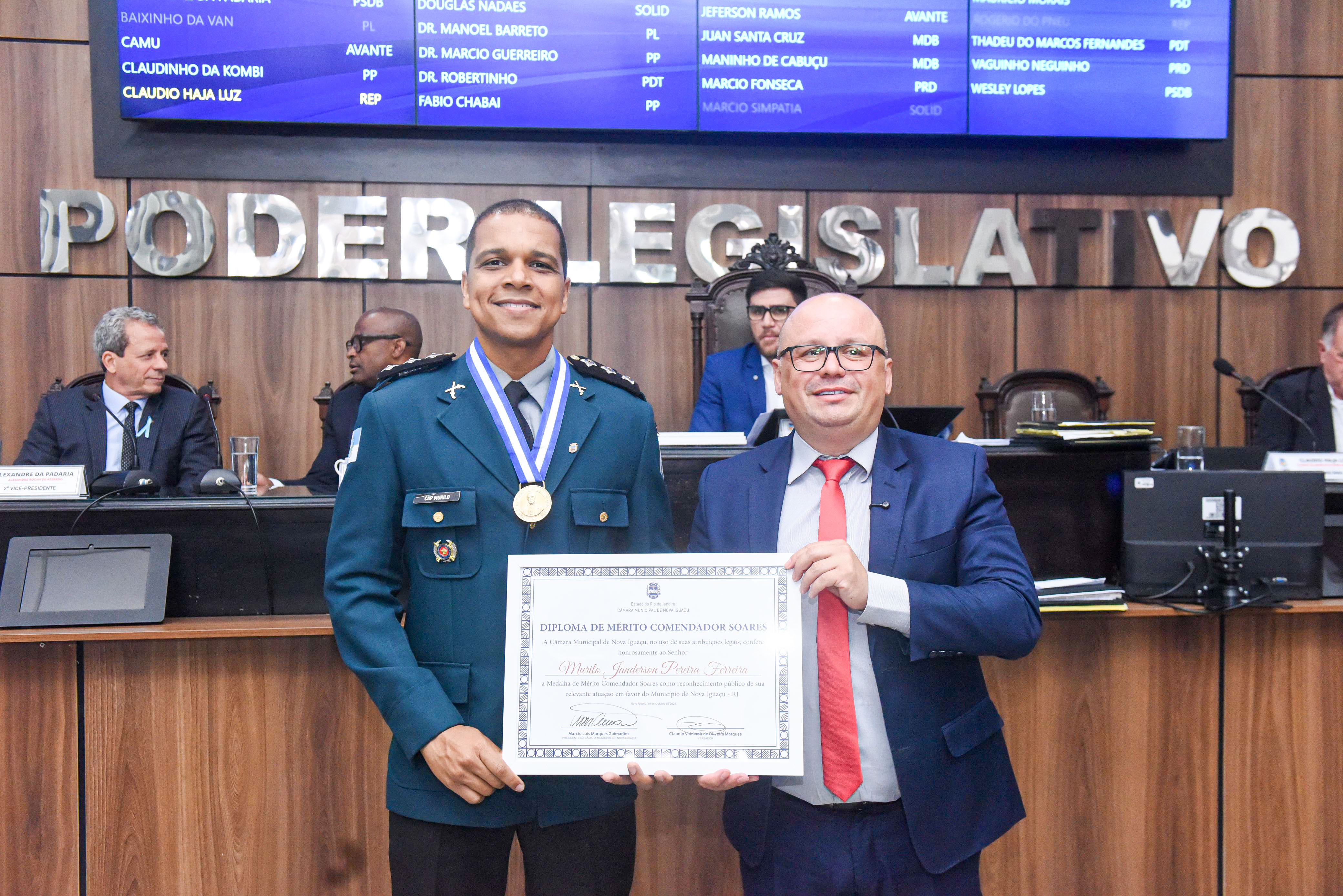 Ver Claudio Haja Luz confere a Medalha de Mérito Comendador Soares ao  capitão da PM Janderson Pereira